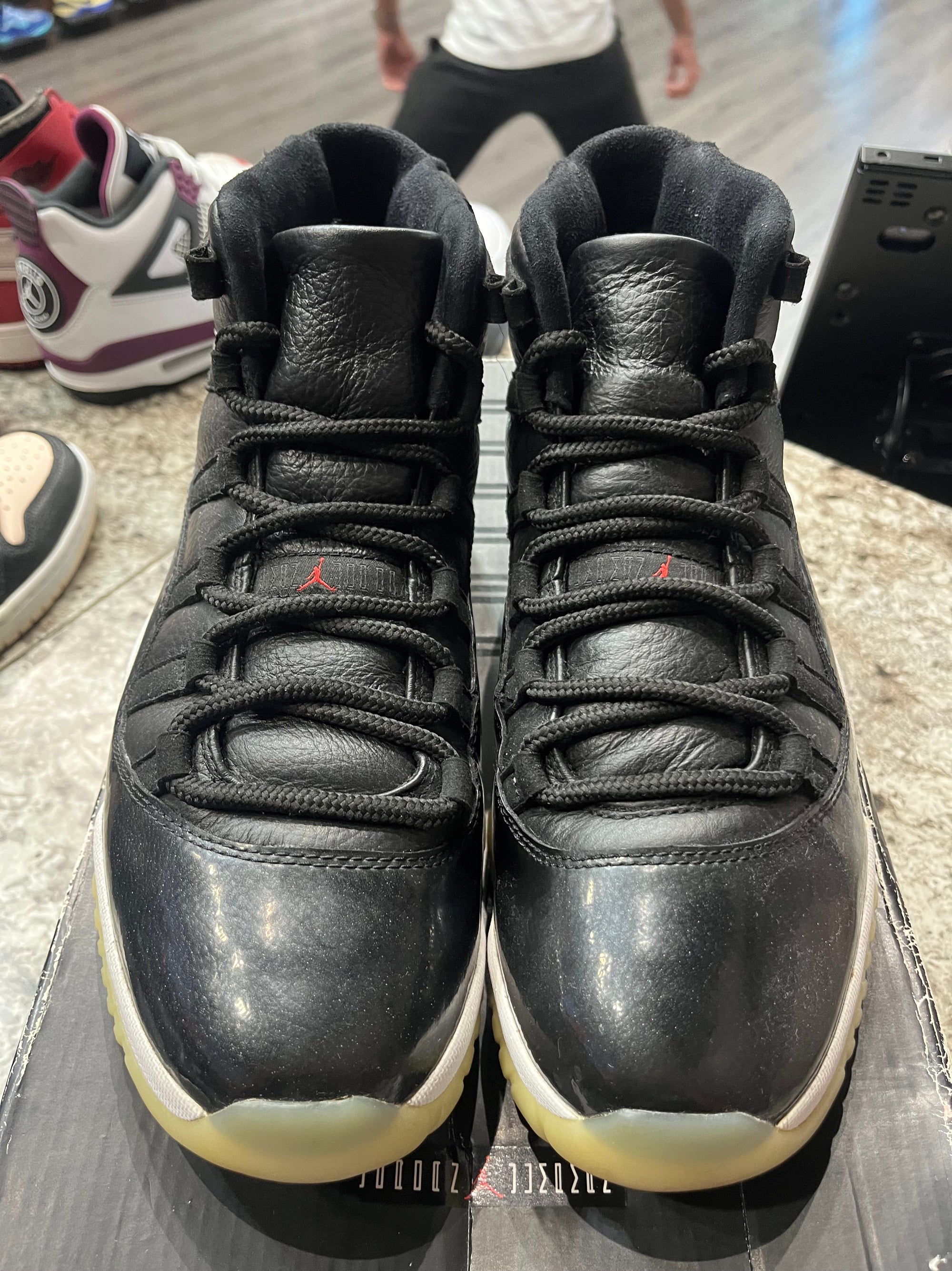 Jordan 11 Retro 72-10 (DAMAGED BOX)