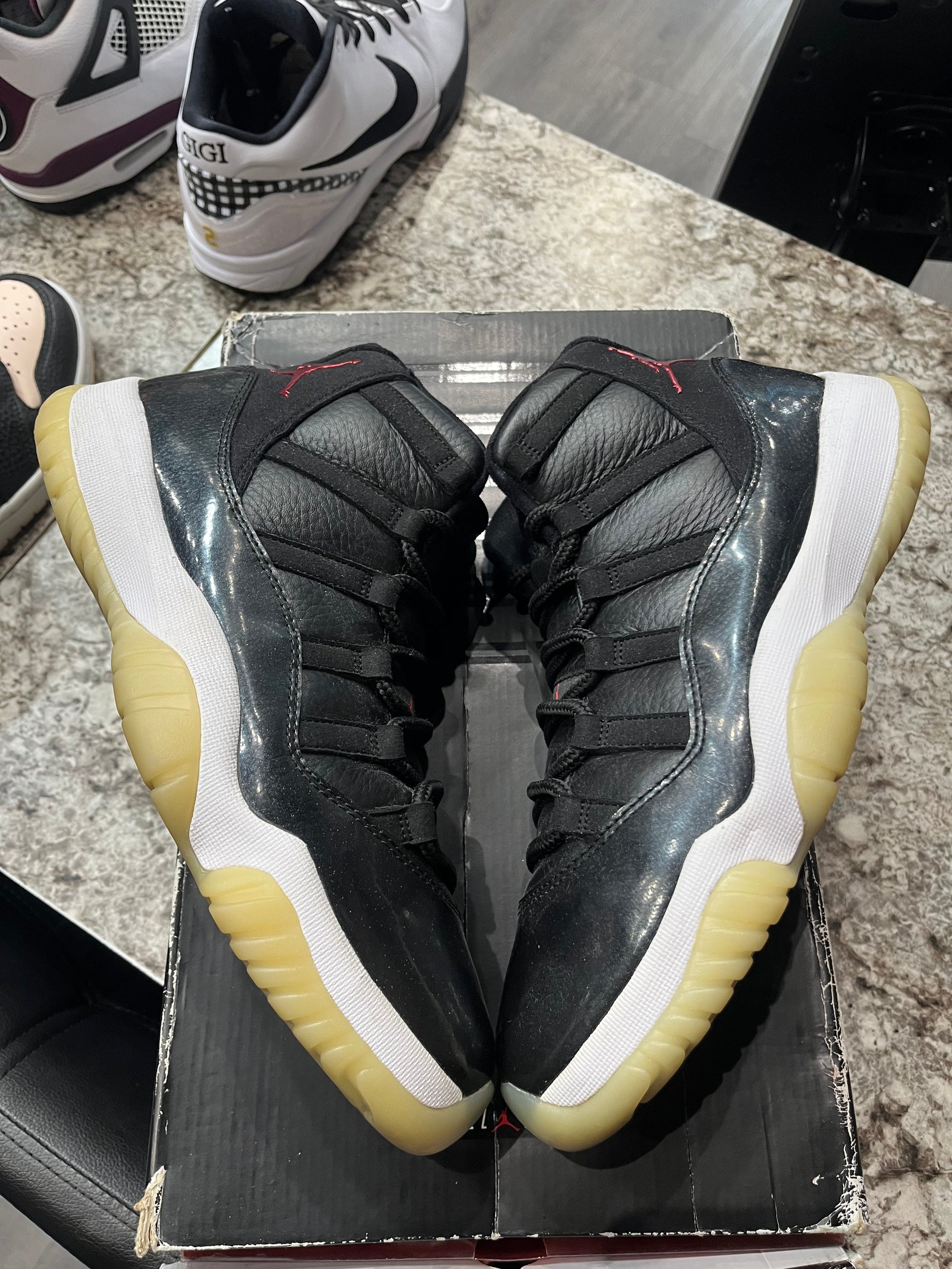 Jordan 11 Retro 72-10 (DAMAGED BOX)