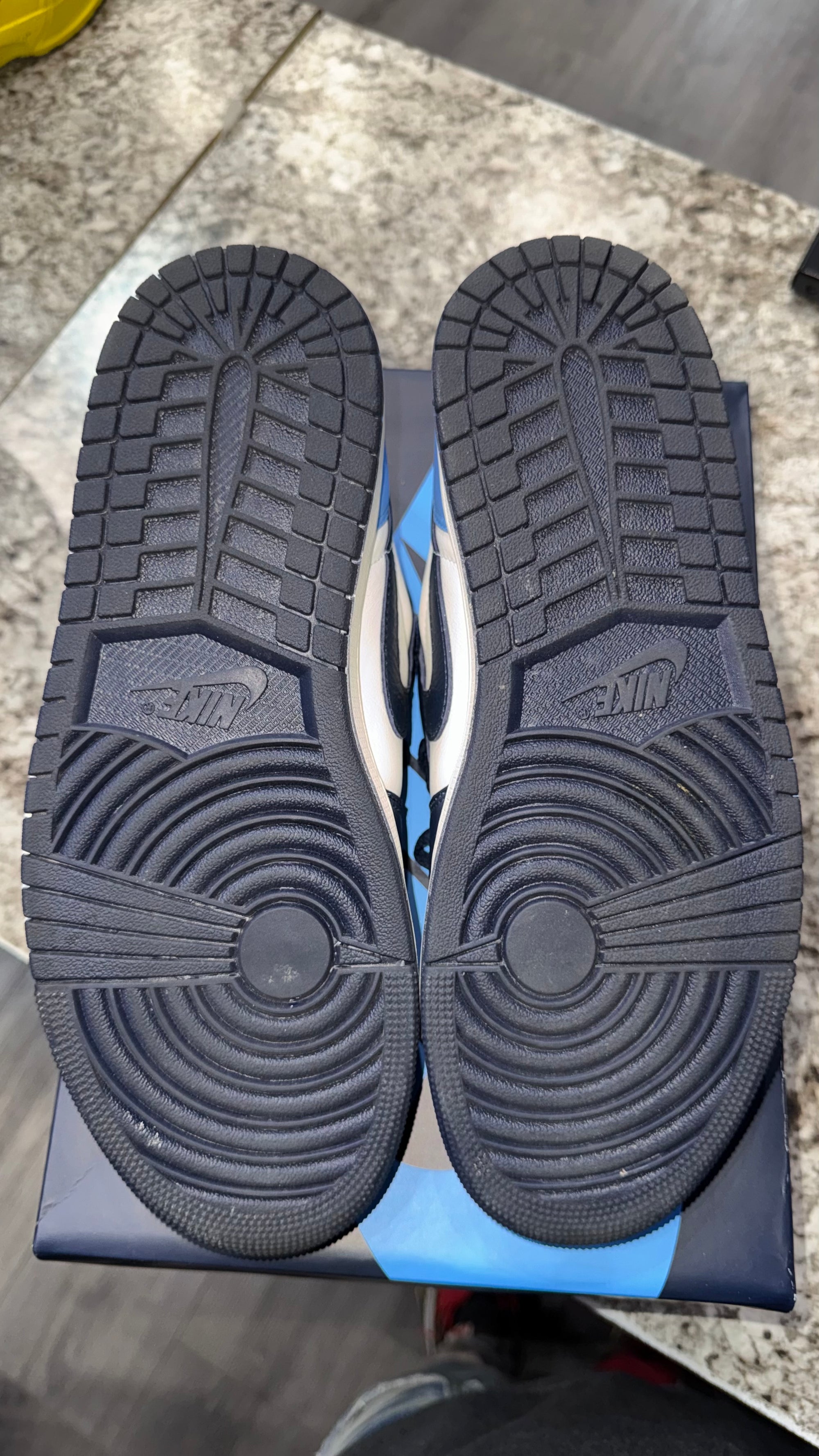 Jordan 1 Low OG Obsidian UNC (DAMAGED BOX)