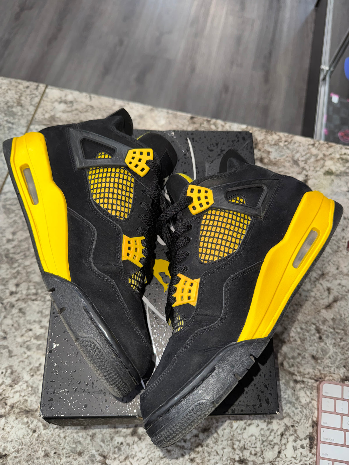 Jordan 4 Retro Thunder (2023)