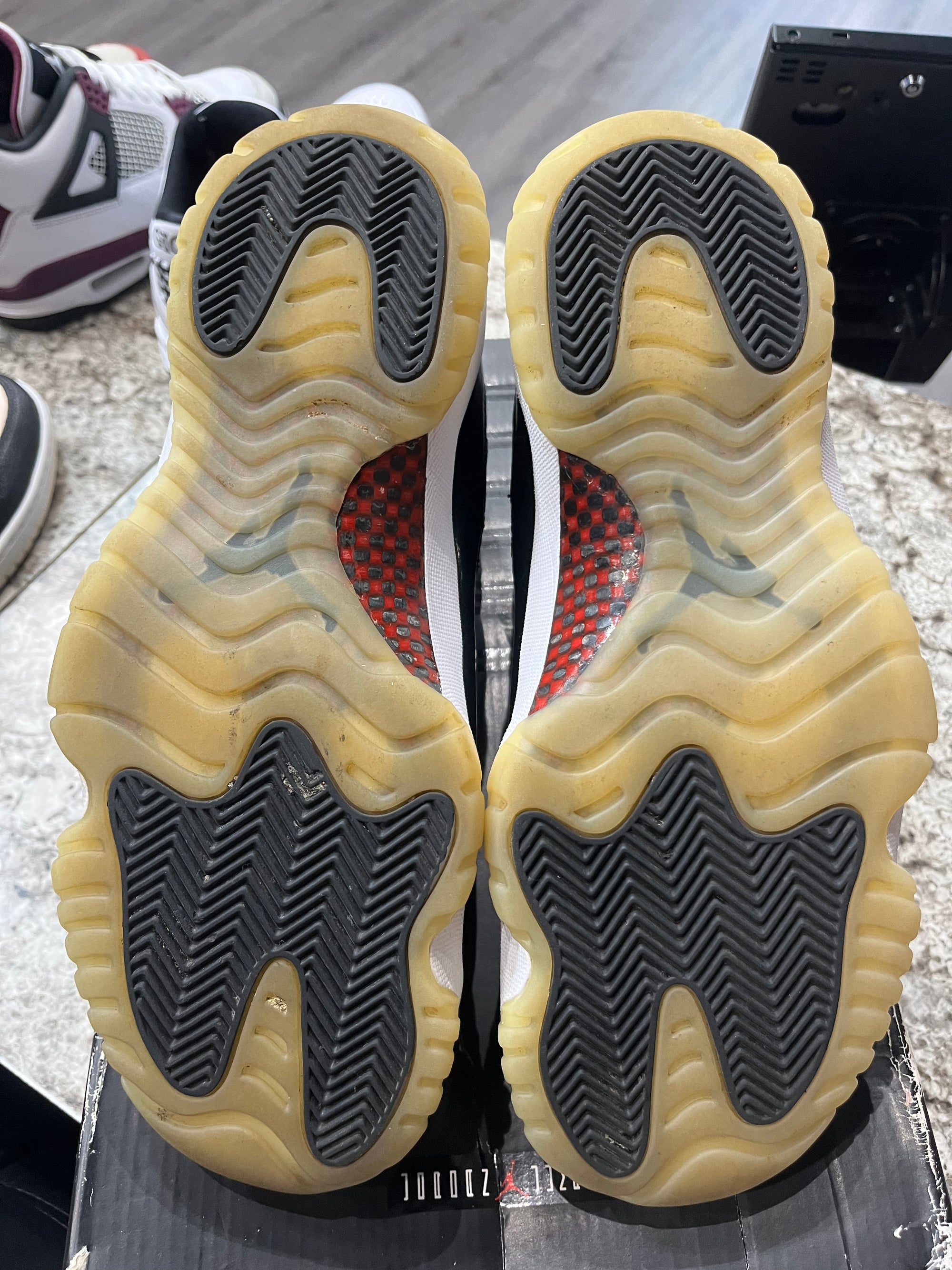 Jordan 11 Retro 72-10 (DAMAGED BOX)