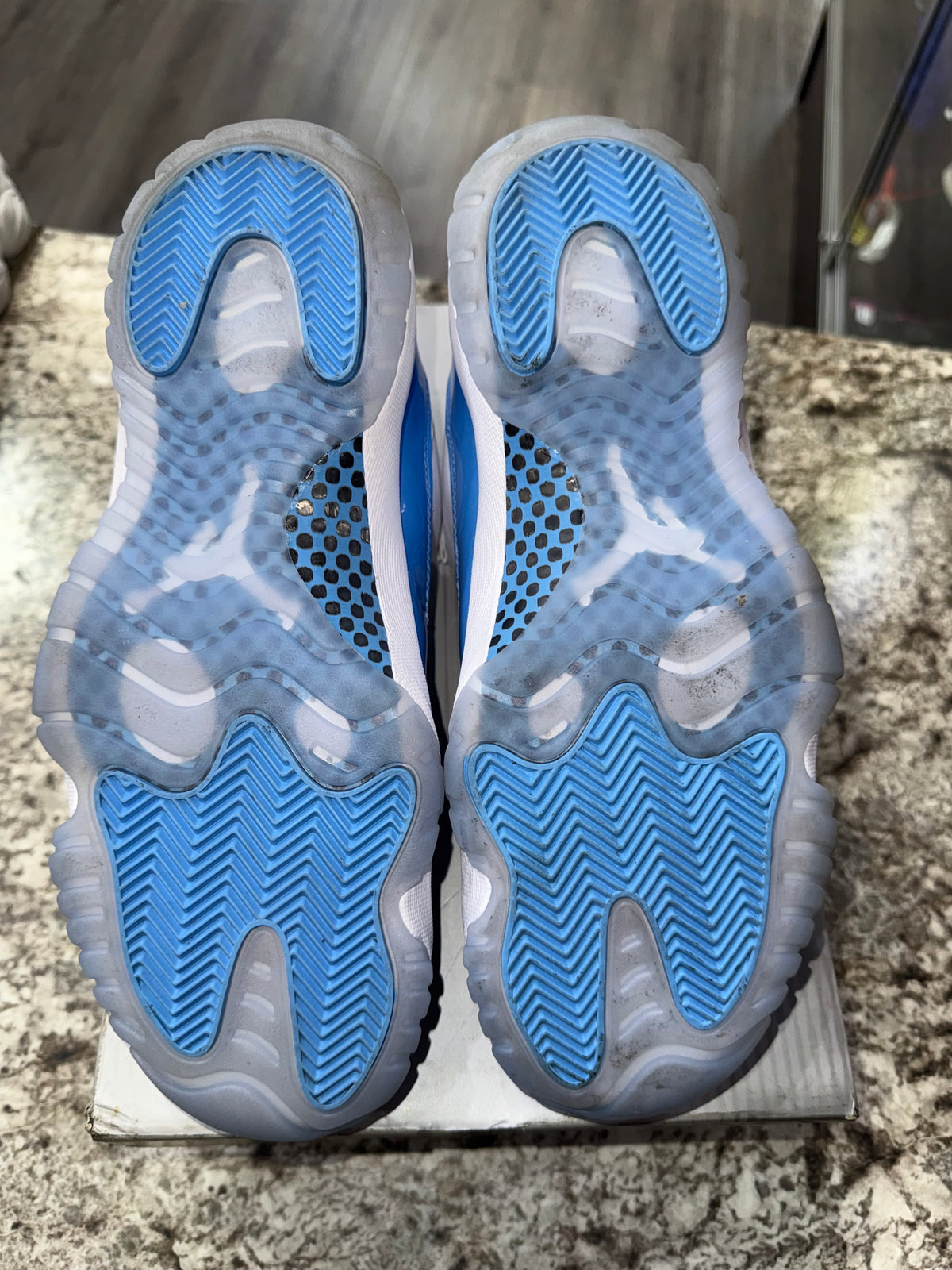 Jordan 11 Retro Low University Blue (2026)
