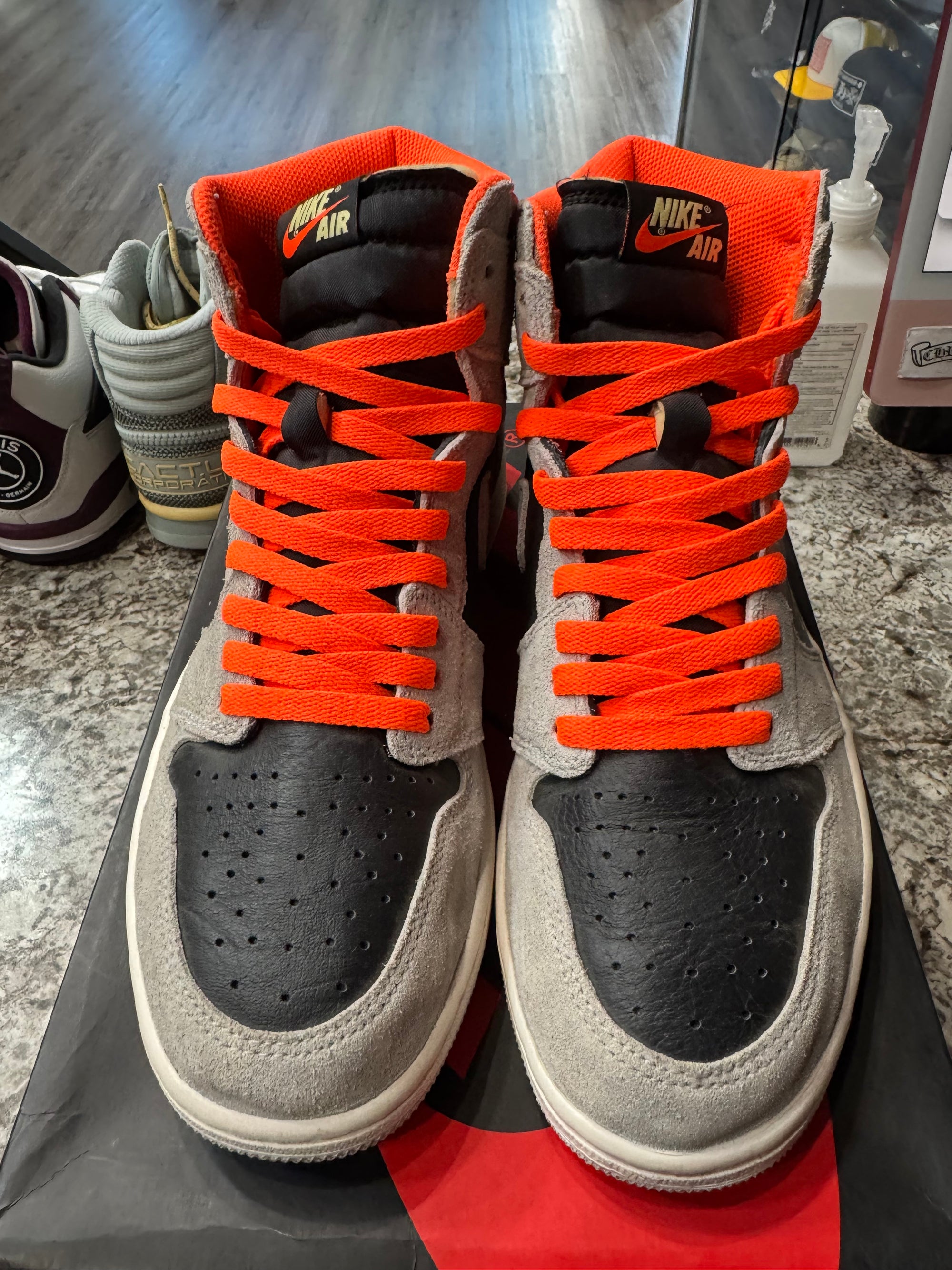 Jordan 1 Retro High Neutral Grey Hyper Crimson (Damaged Box)
