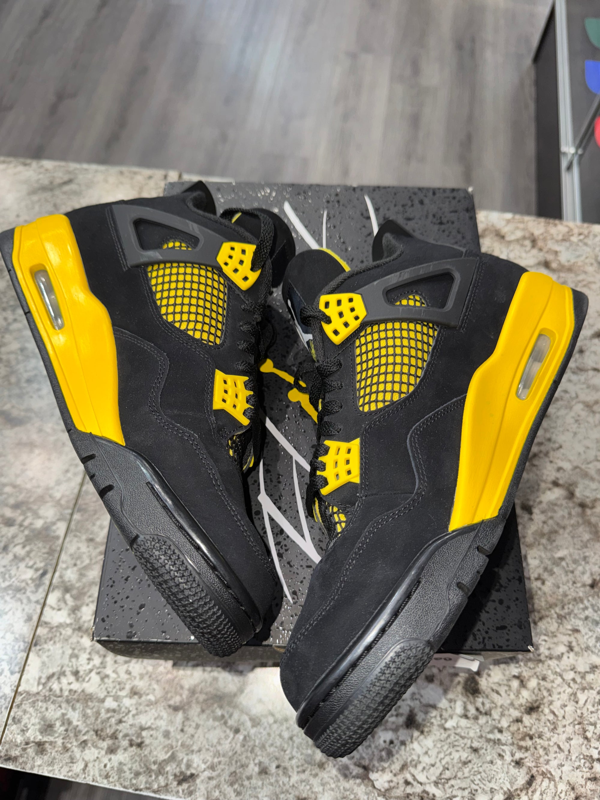 Jordan 4 Retro Thunder (2023)