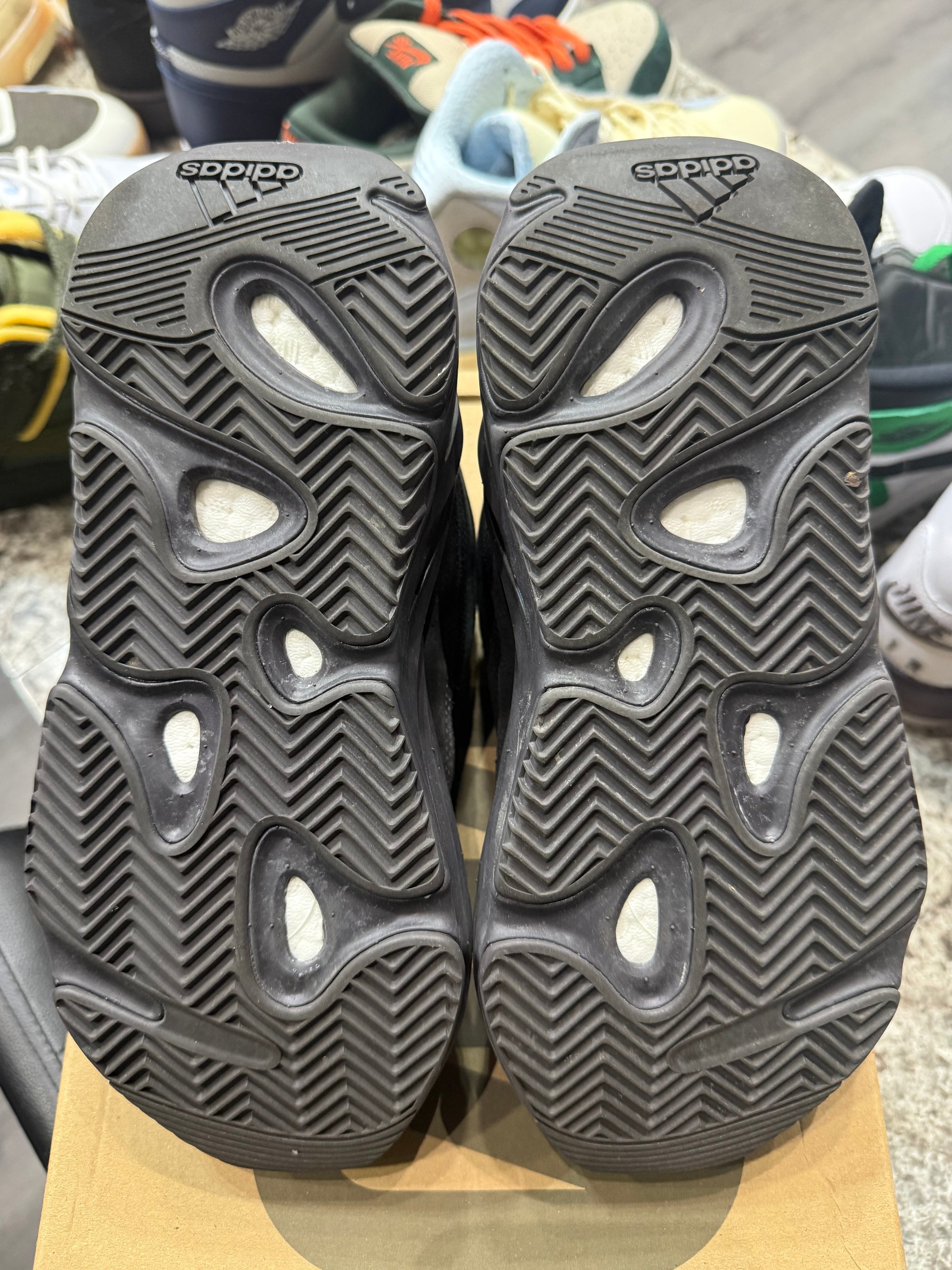 adidas Yeezy Boost 700 V2 Vanta