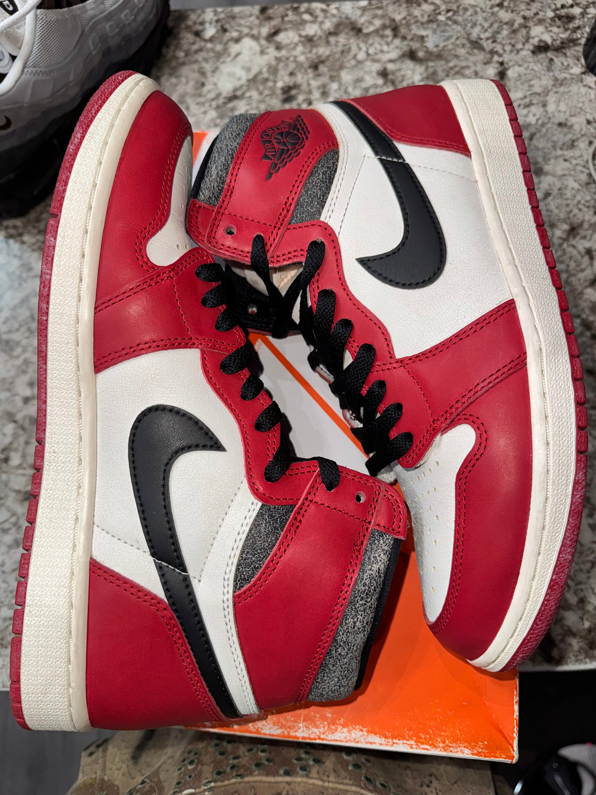 Jordan 1 Retro High OG Chicago Lost and Found (DAMAGED BOX)