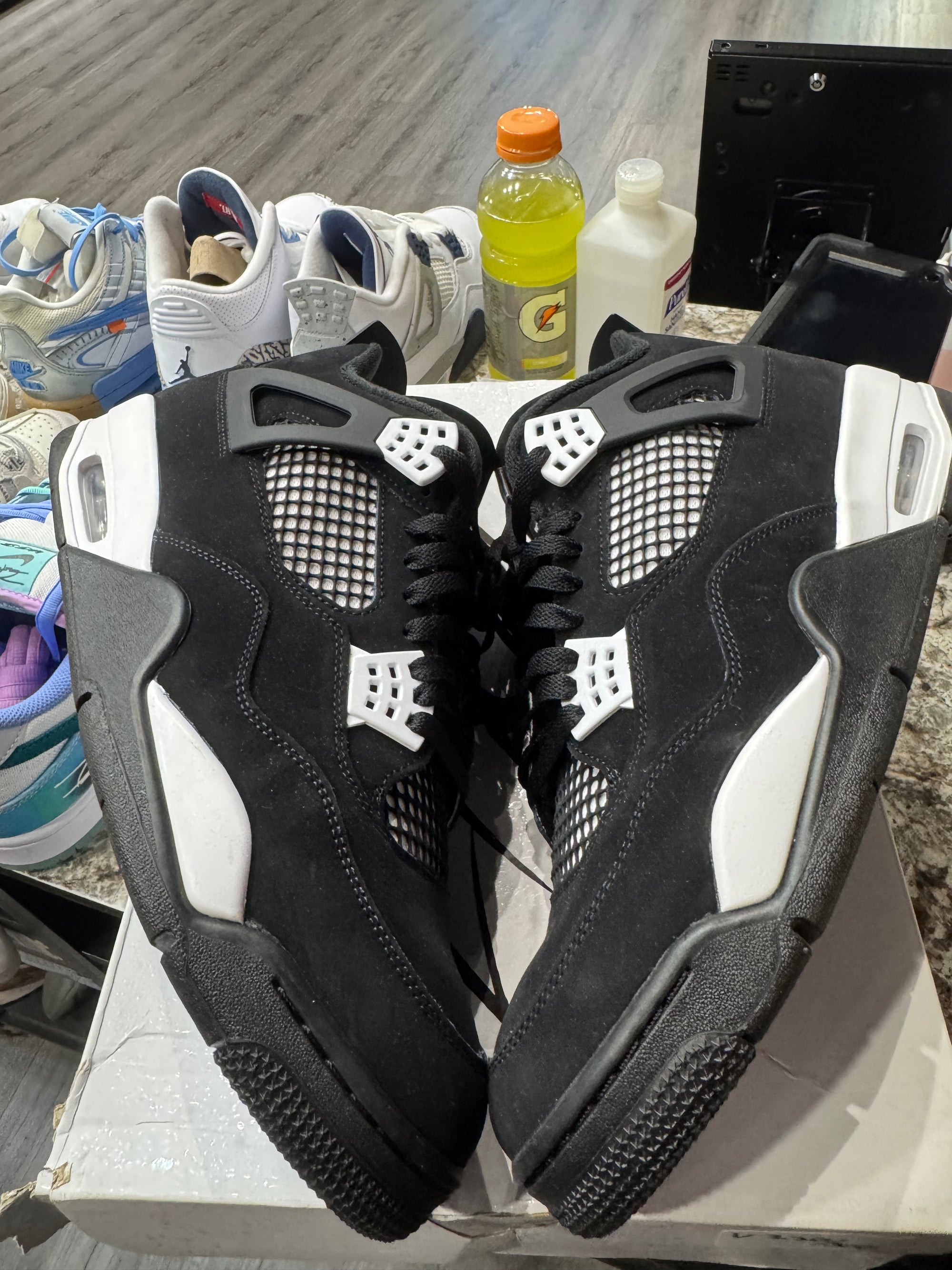 Jordan 4 Retro White Thunder (Damaged Box)