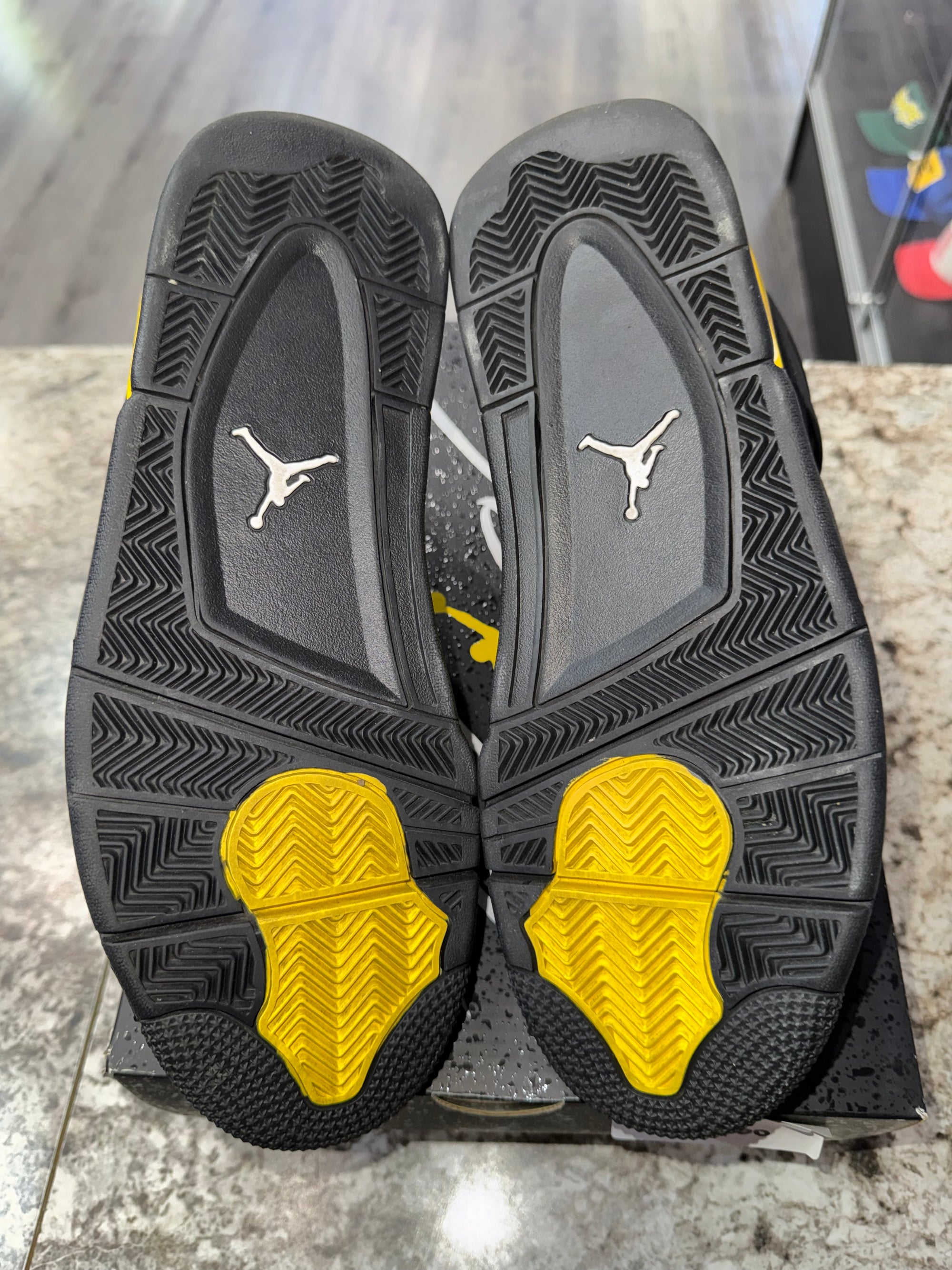 Jordan 4 Retro Thunder (2023)