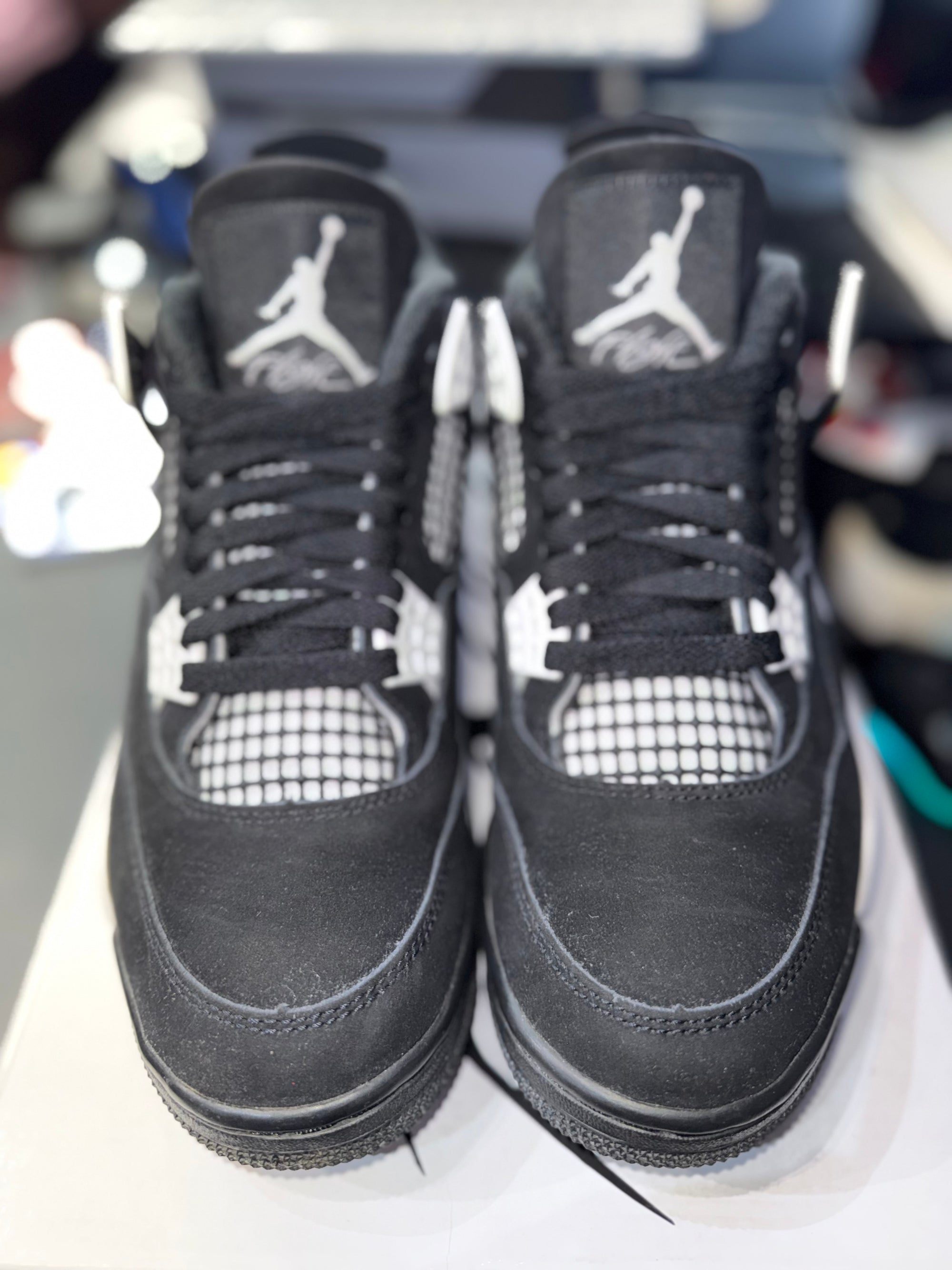 Jordan 4 Retro White Thunder (YARD SALE)