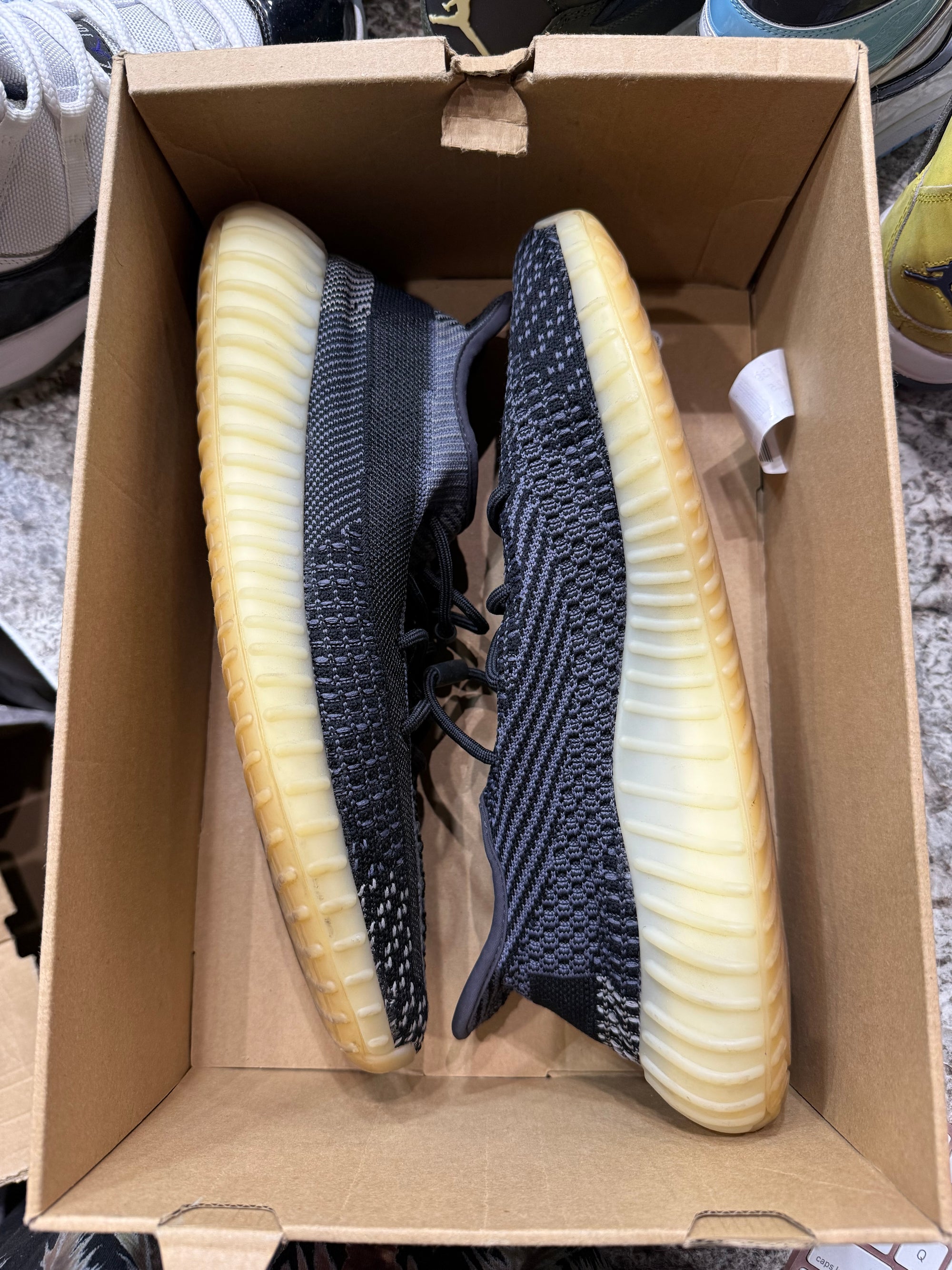 adidas Yeezy Boost 350 V2 Carbon (DAMAGED BOX)