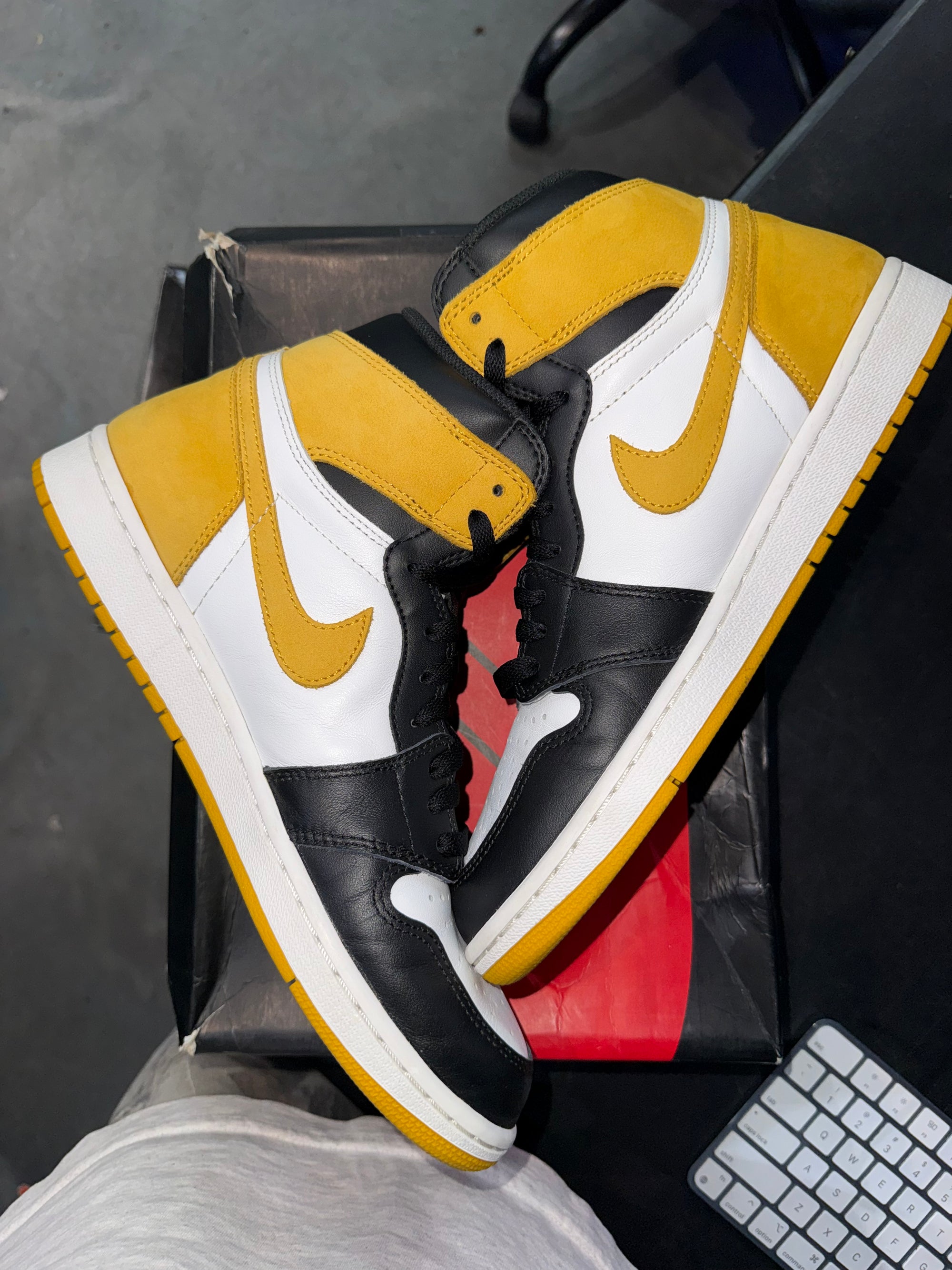 Jordan 1 Retro High Yellow Ochre (DAMAGED BOX)