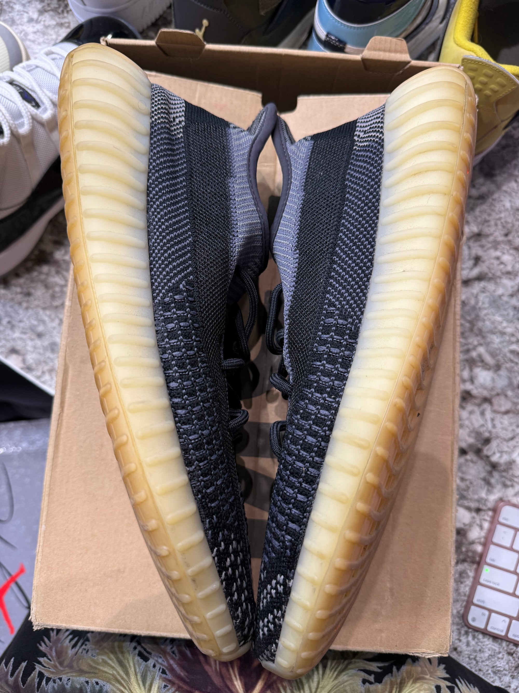 adidas Yeezy Boost 350 V2 Carbon (DAMAGED BOX)