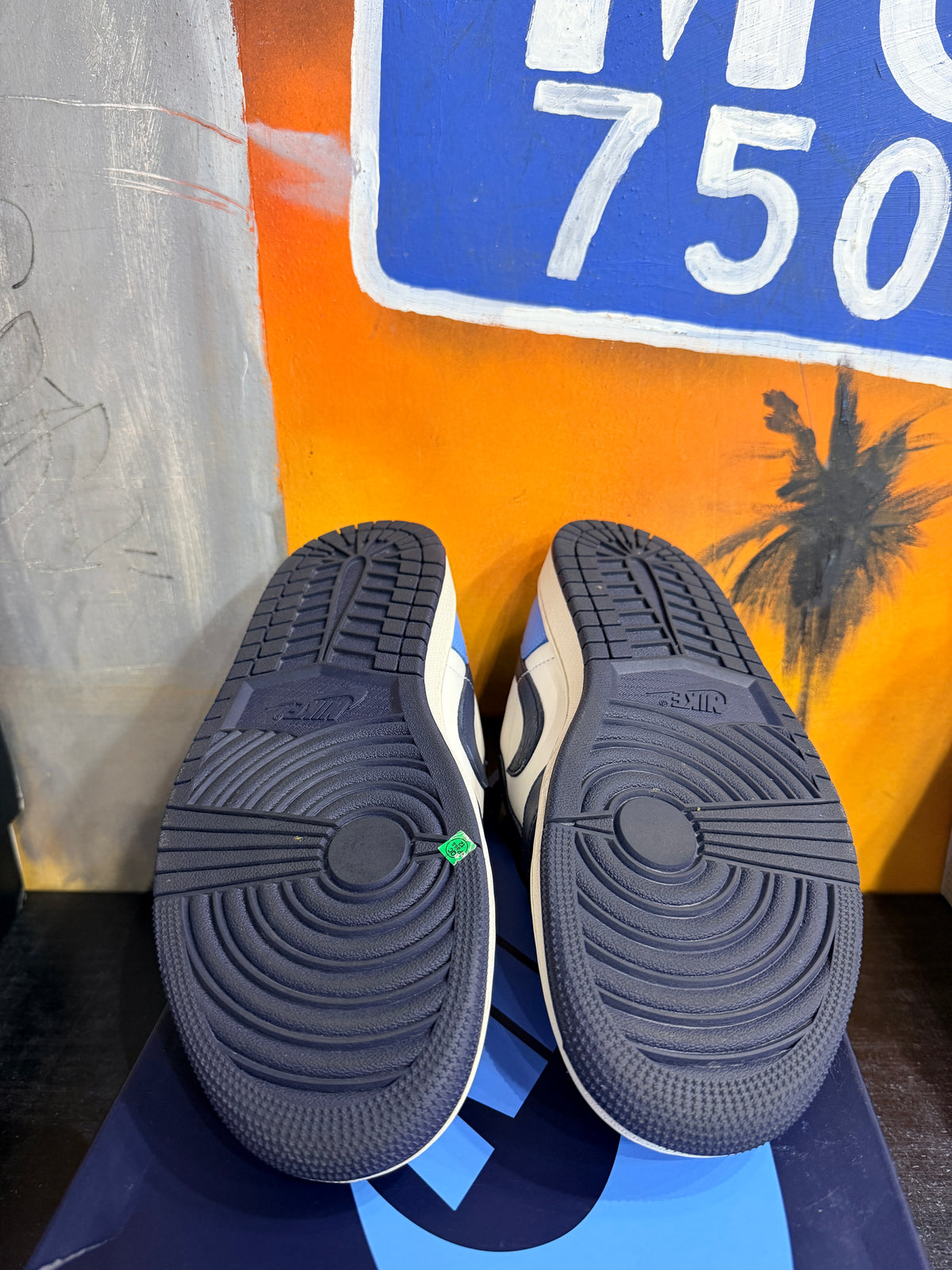 Jordan 1 Low OG Obsidian UNC