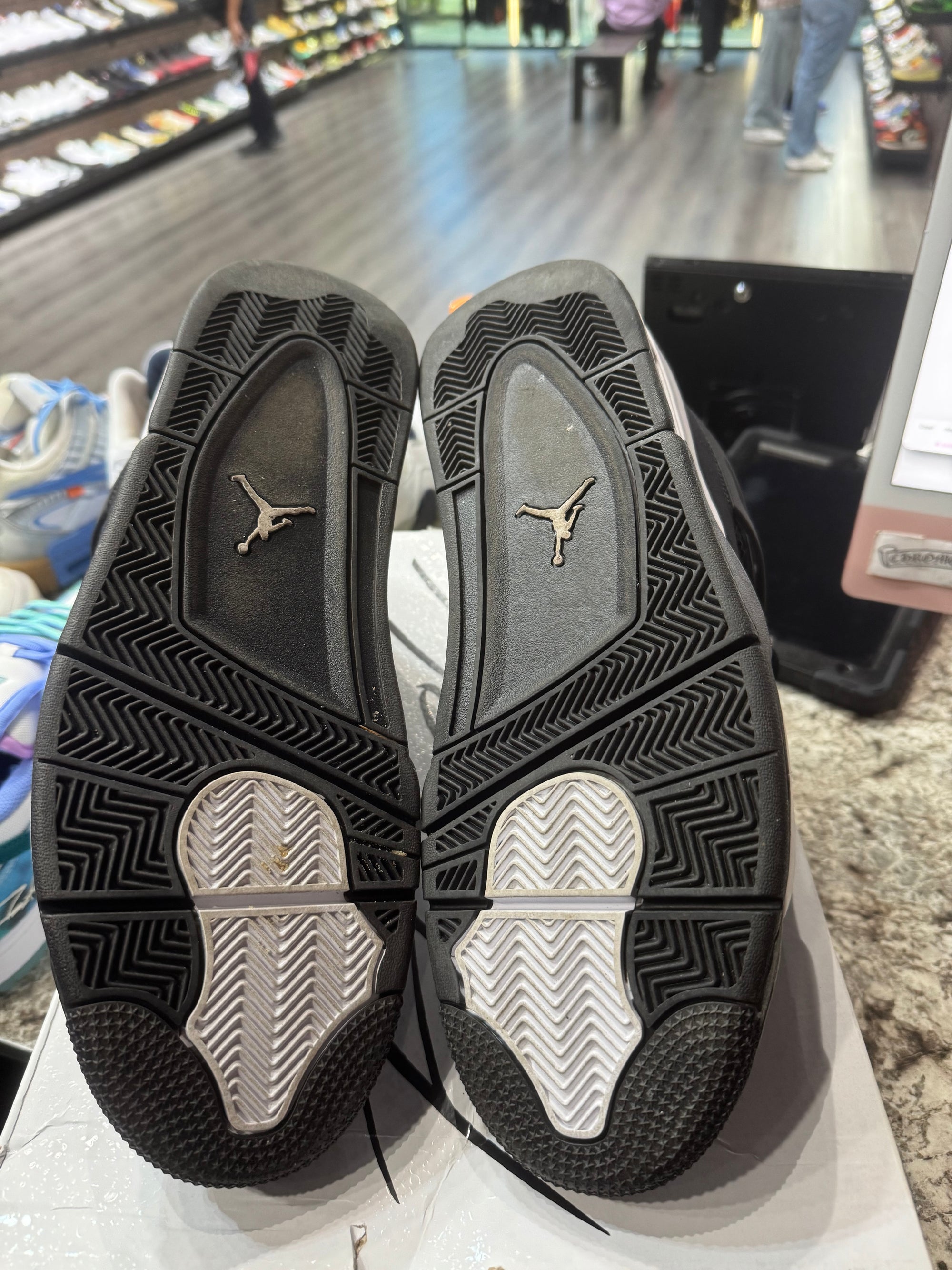 Jordan 4 Retro White Thunder (Damaged Box)