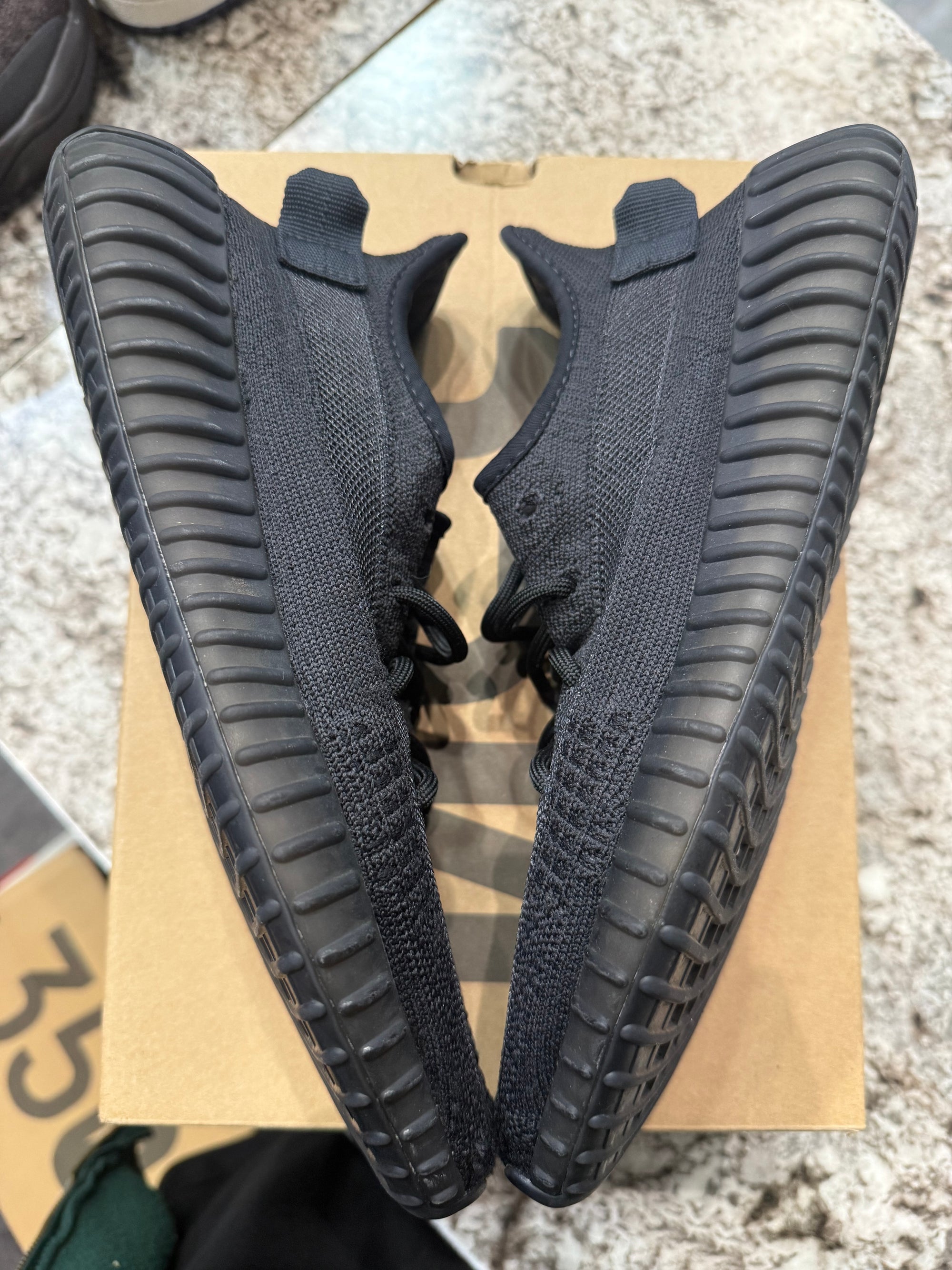 adidas Yeezy Boost 350 V2 Onyx (DAMAGED BOX)