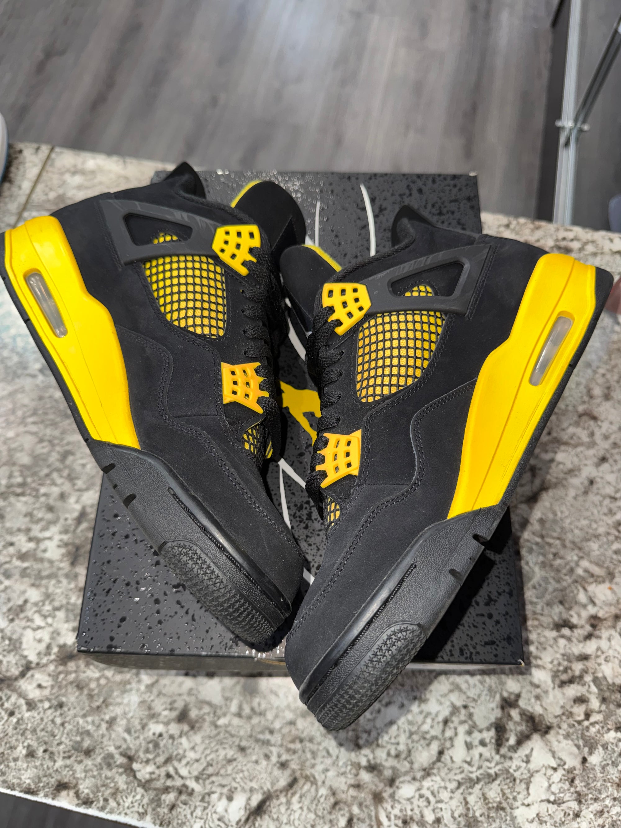 Jordan 4 Retro Thunder (2023)