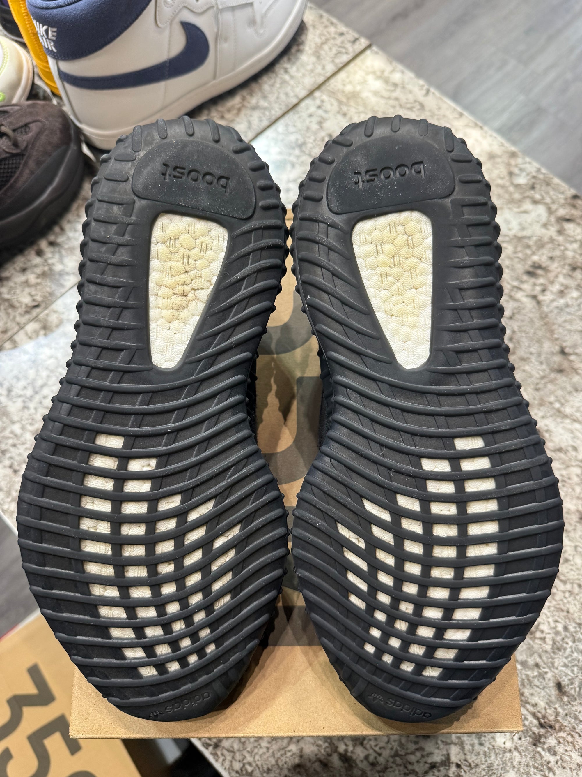 adidas Yeezy Boost 350 V2 Onyx (DAMAGED BOX)