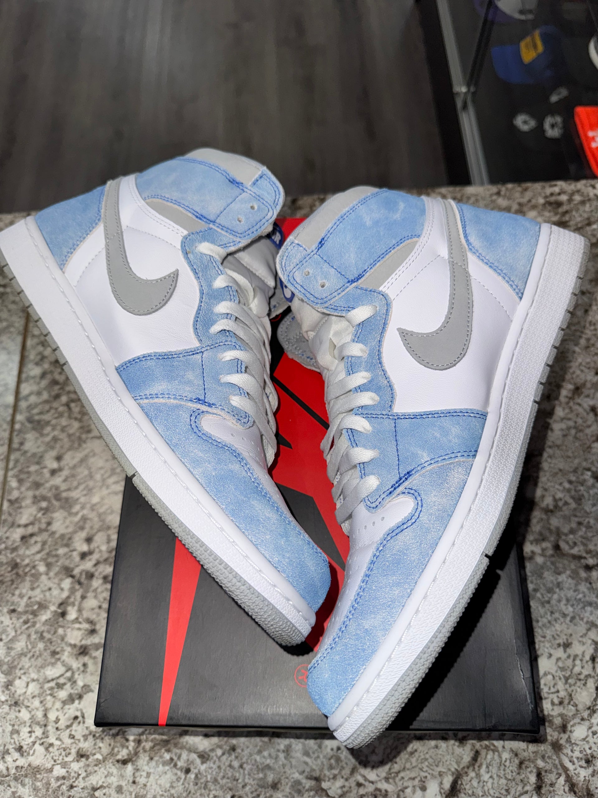 Jordan 1 Retro High OG Hyper Royal