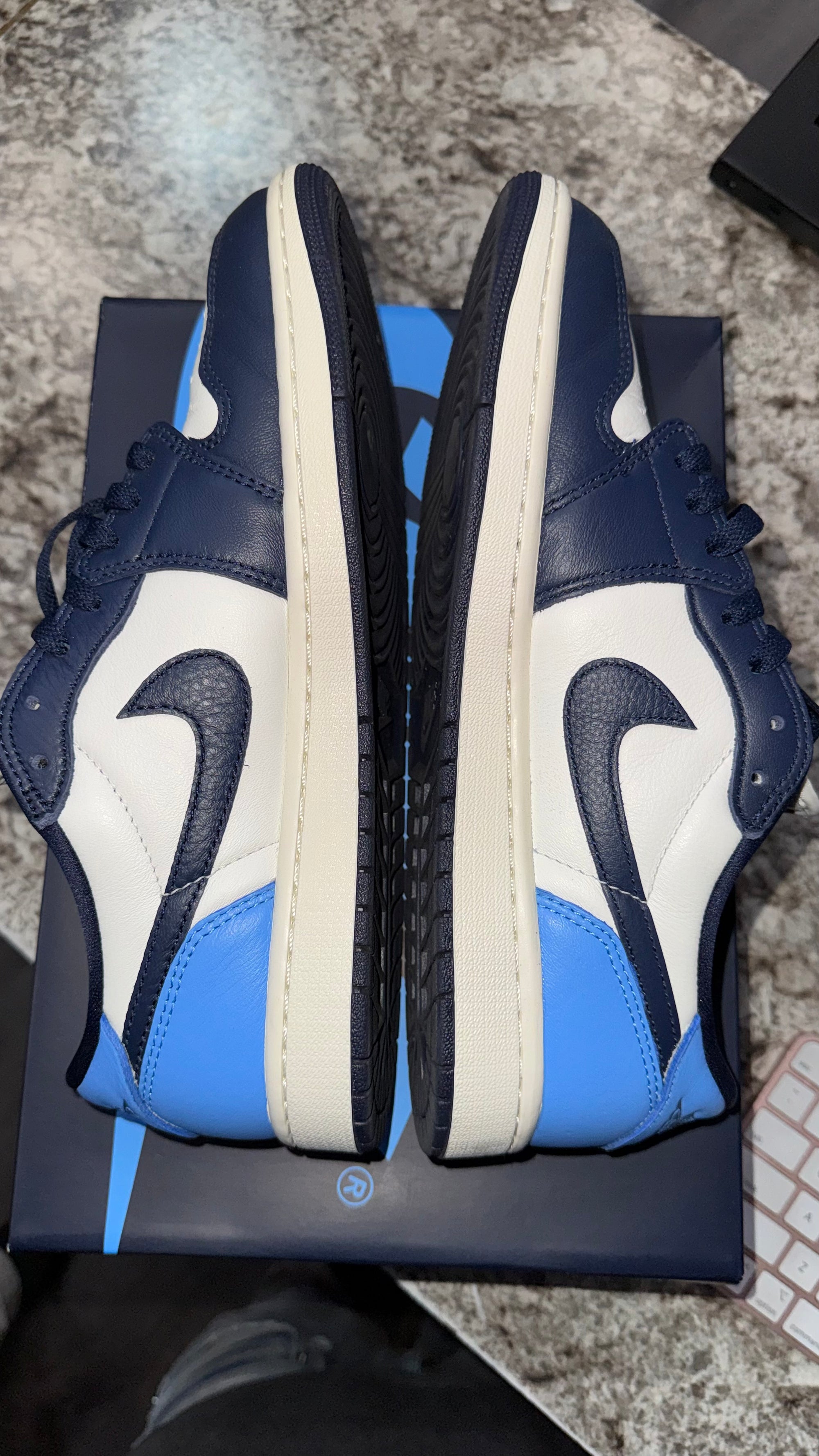 Jordan 1 Low OG Obsidian UNC (DAMAGED BOX)
