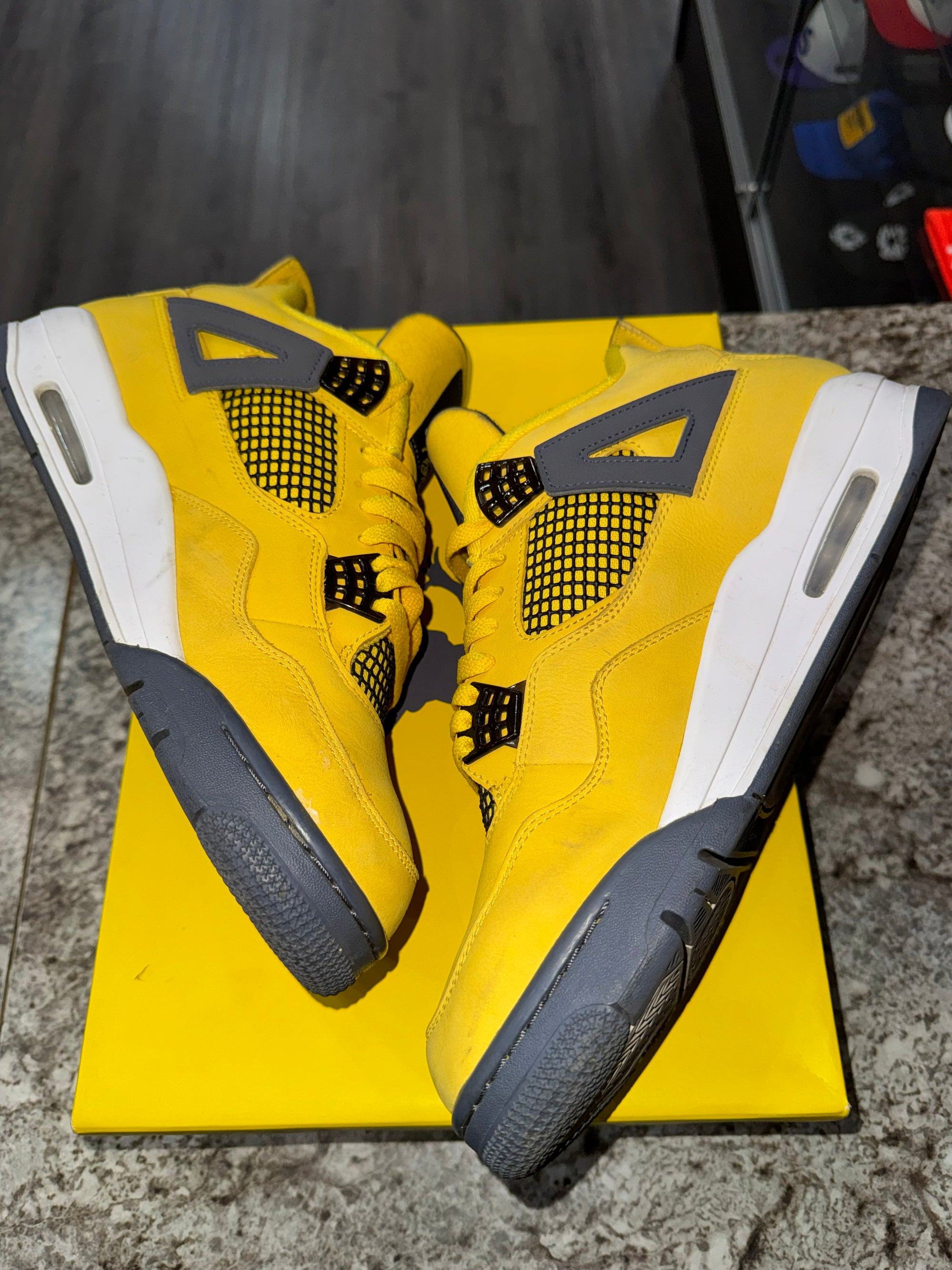 Jordan 4 Retro Lightning (2021)