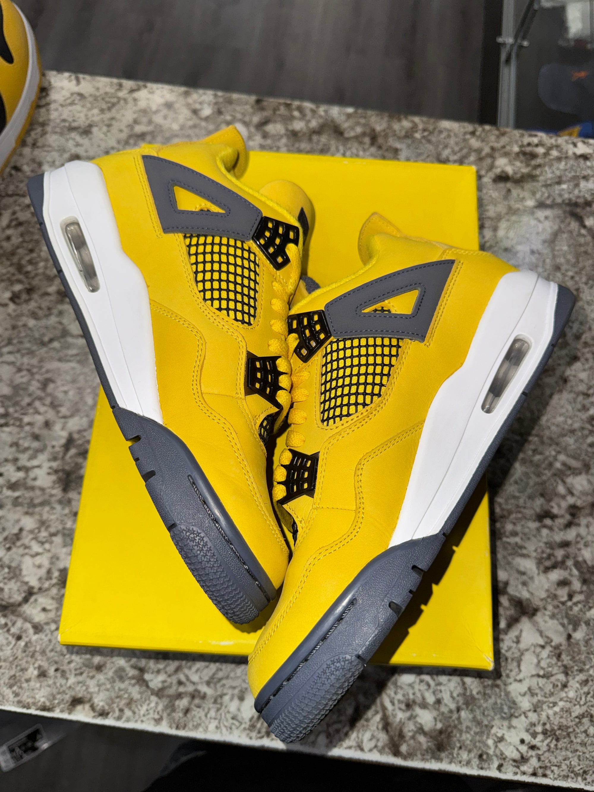 Jordan 4 Retro Lightning (2021)