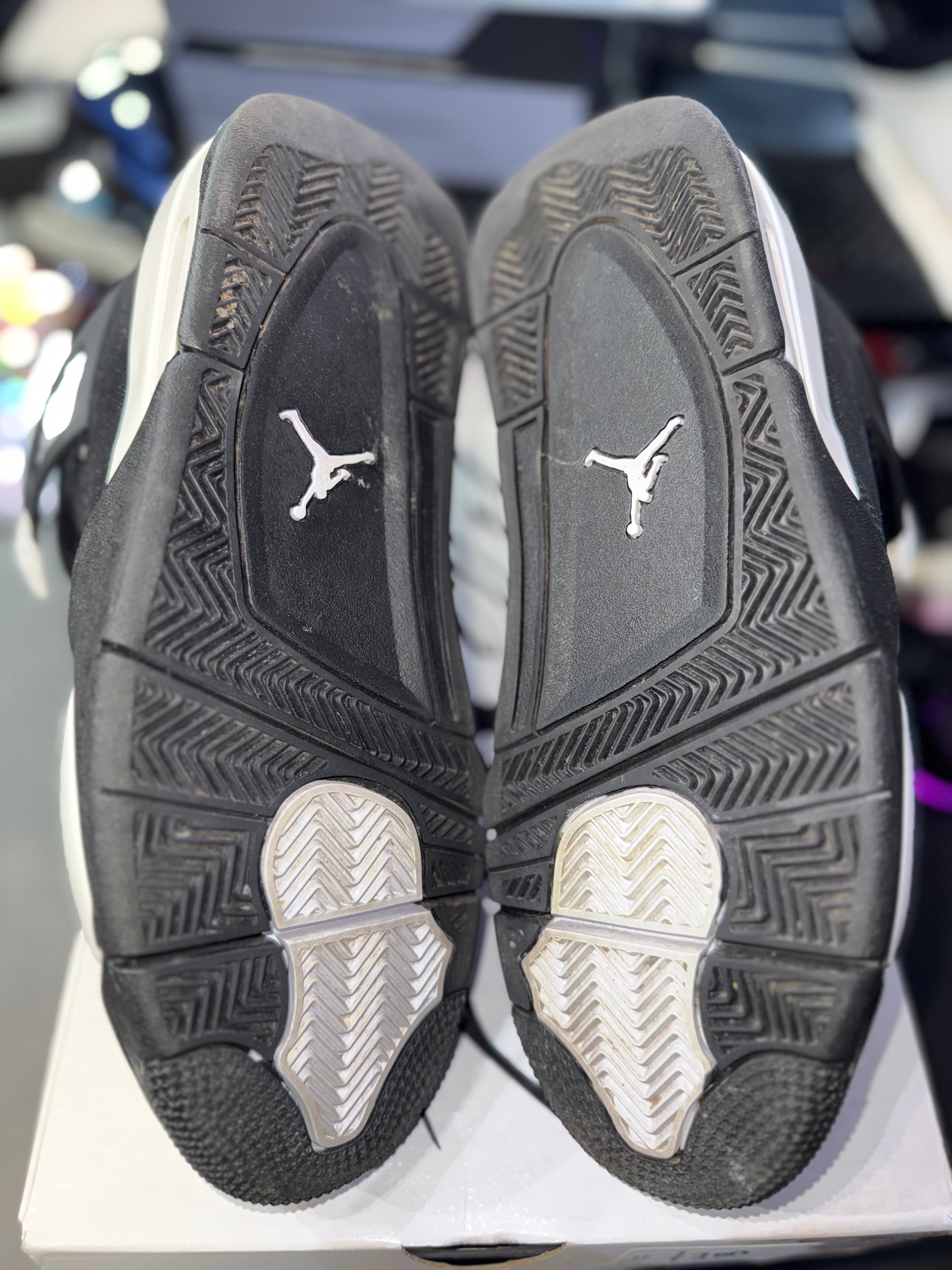 Jordan 4 Retro White Thunder (YARD SALE)