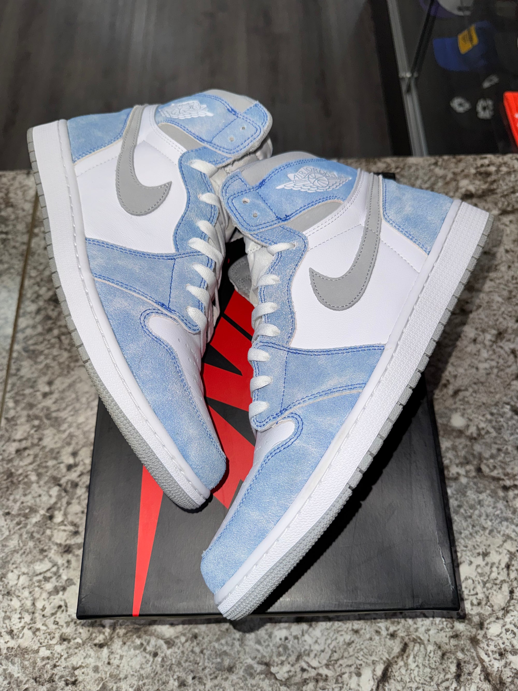 Jordan 1 Retro High OG Hyper Royal