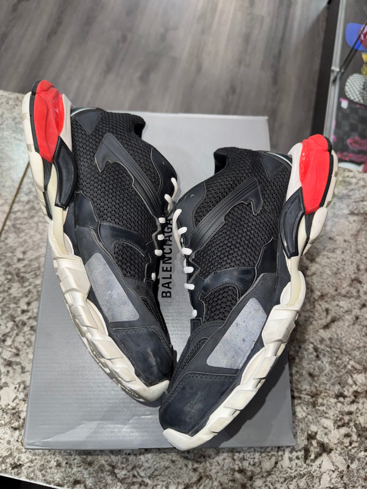 Track.3 Black/White/Red