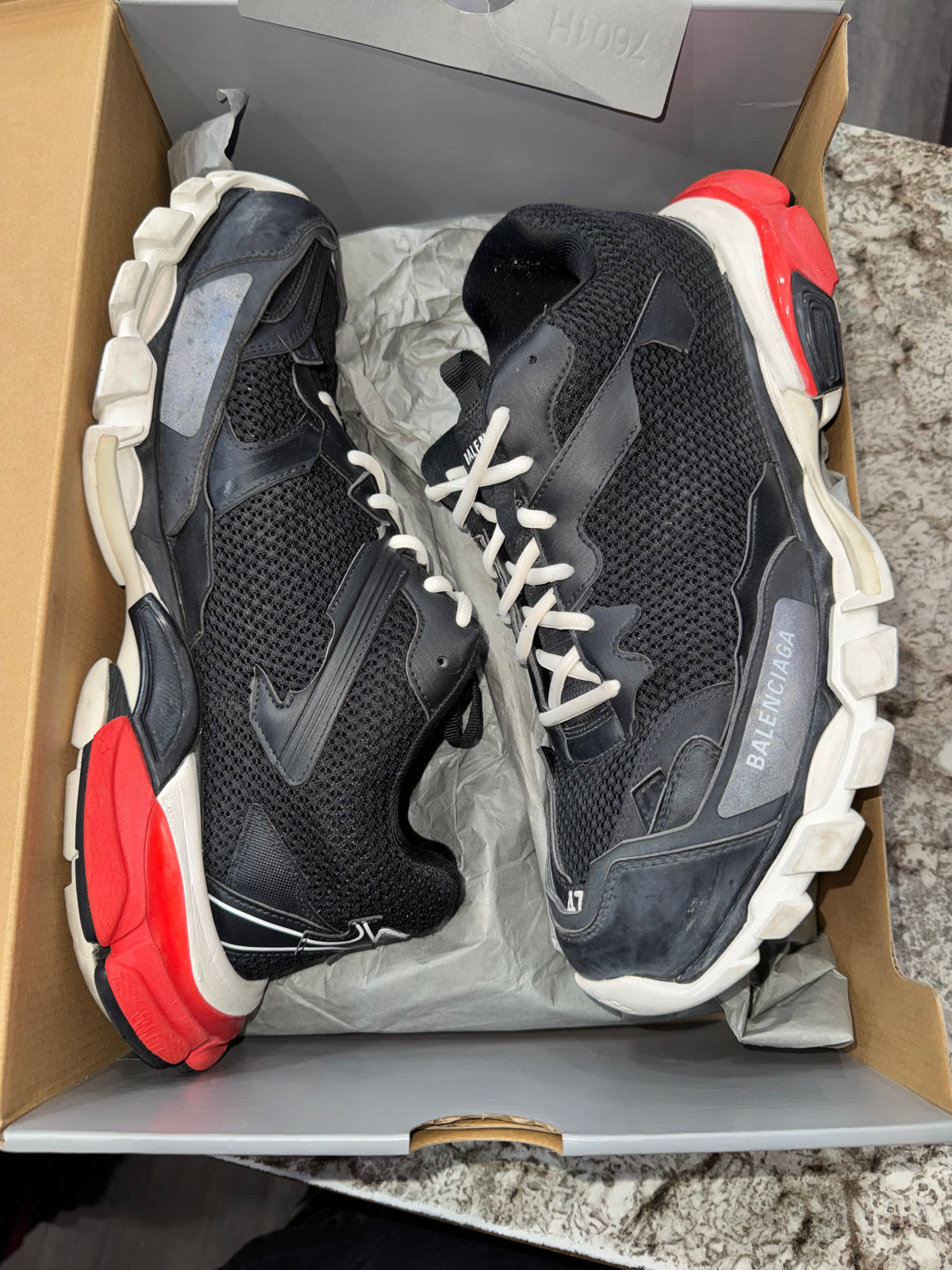 Track.3 Black/White/Red