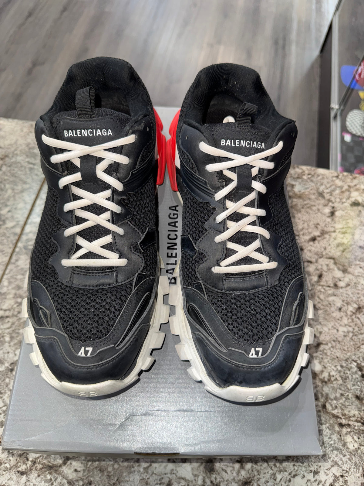 Track.3 Black/White/Red