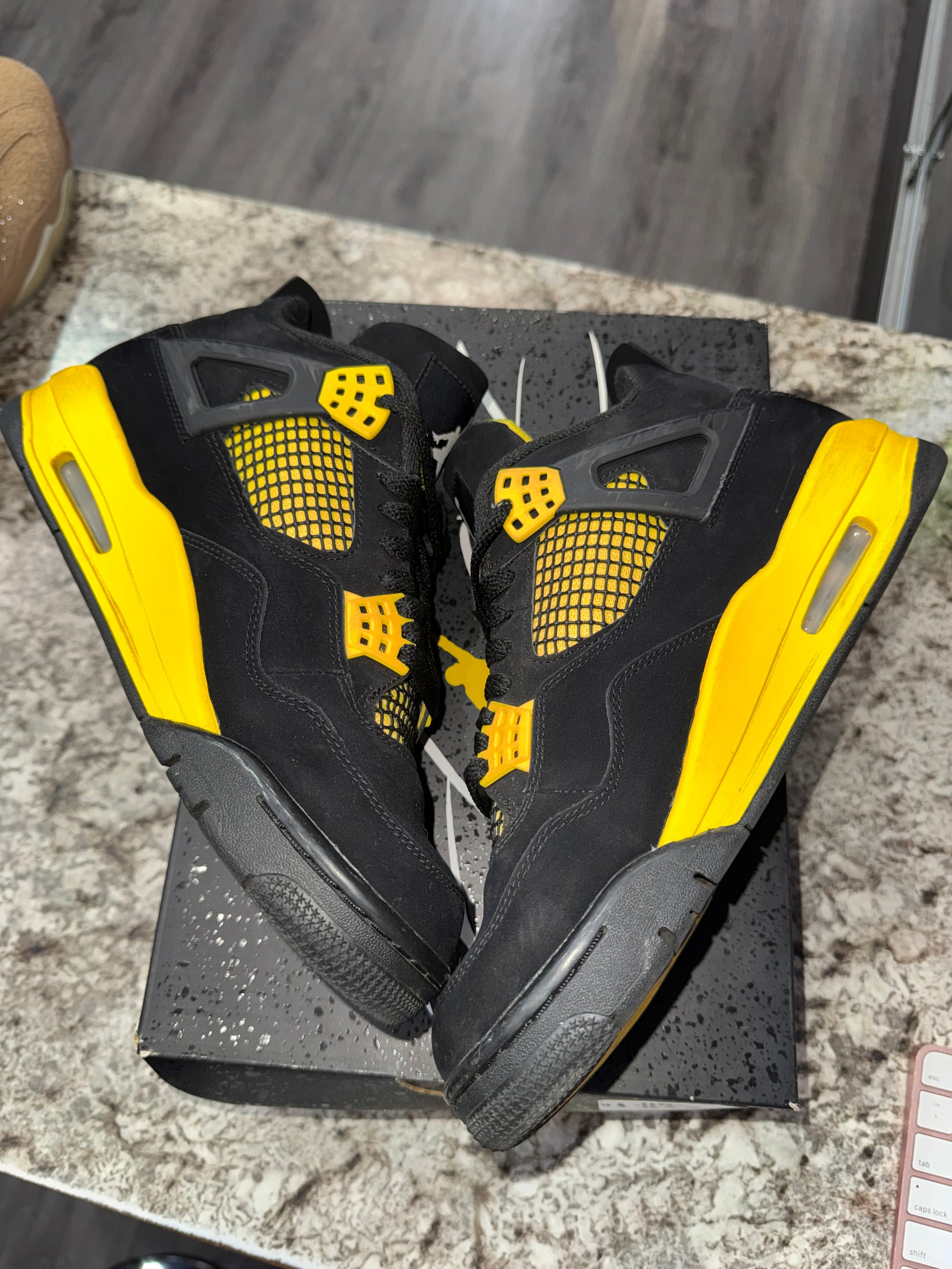 Jordan 4 Retro Thunder (2023)