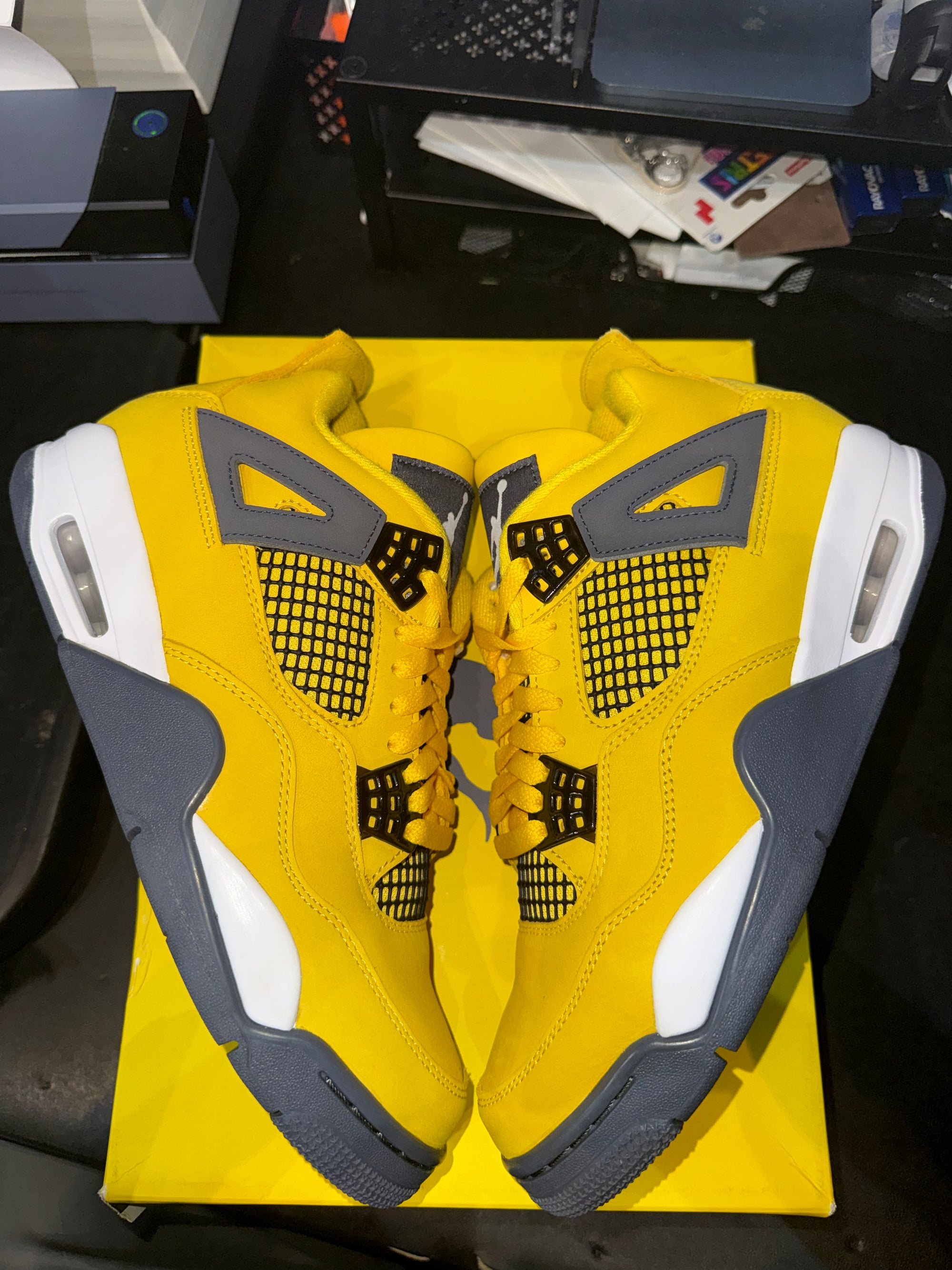 Jordan 4 Retro Lightning (2021) (DAMAGED BOX)
