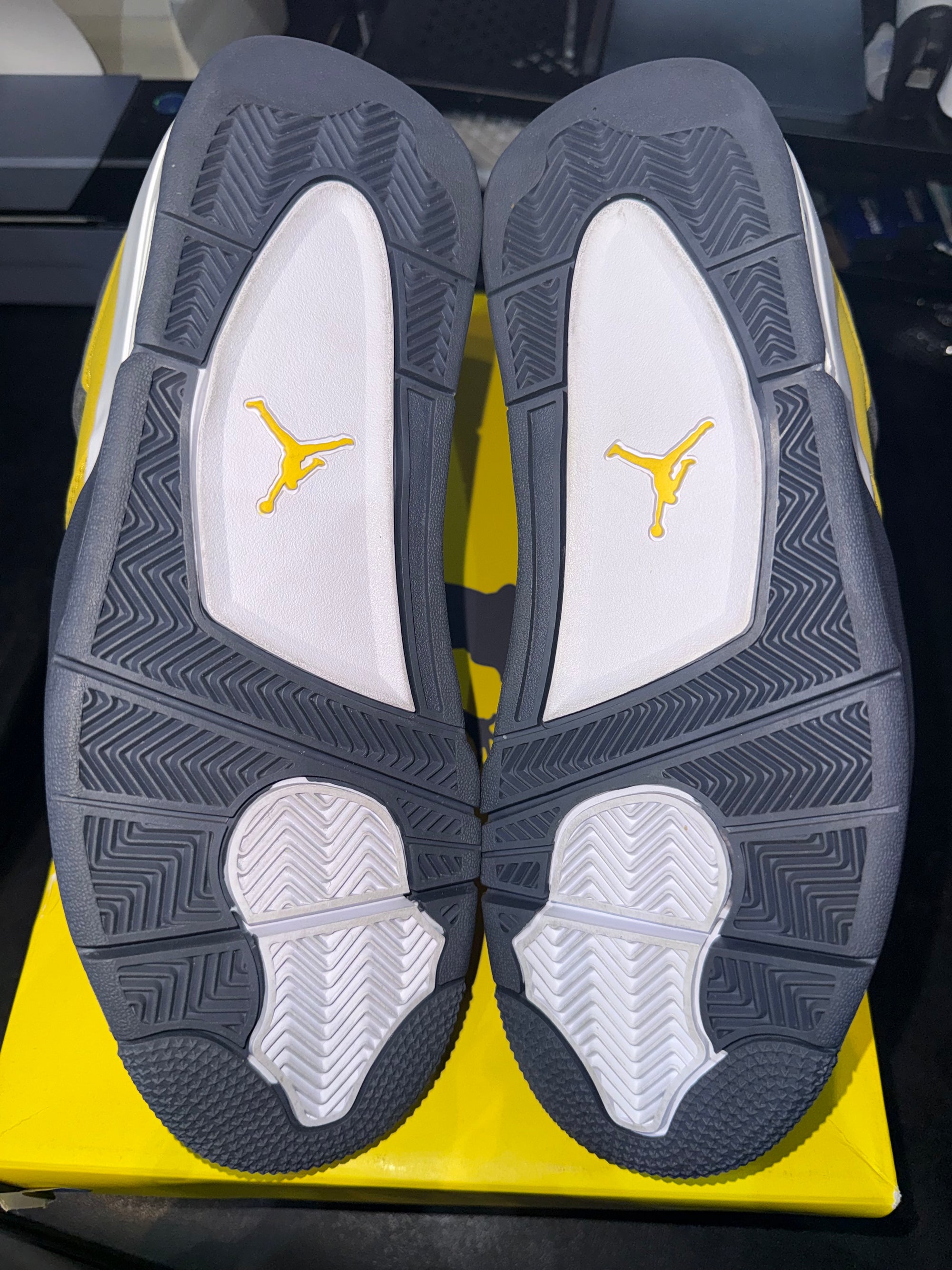 Jordan 4 Retro Lightning (2021) (DAMAGED BOX)