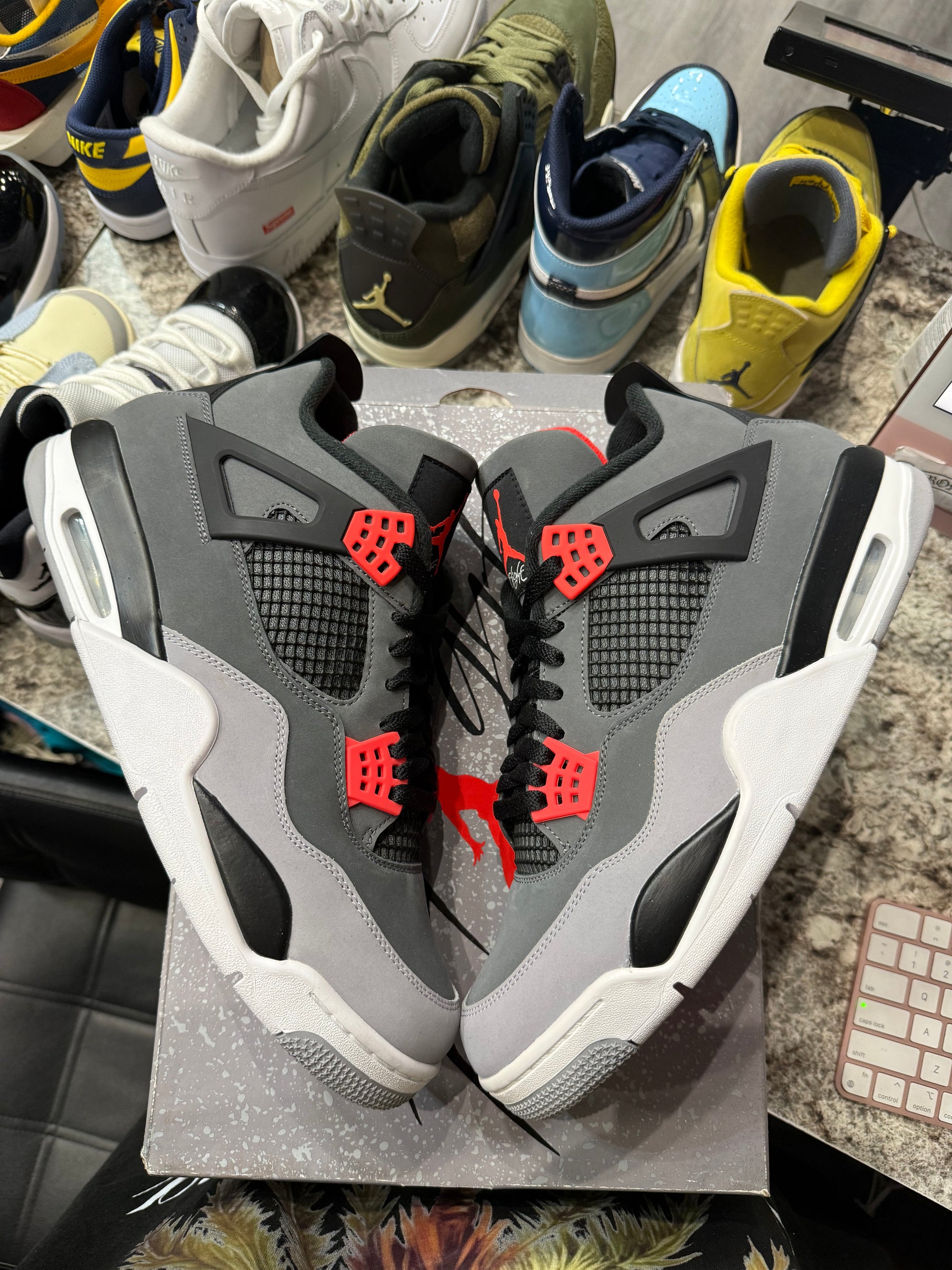 Jordan 4 Retro Infrared (DAMAGED BOX)