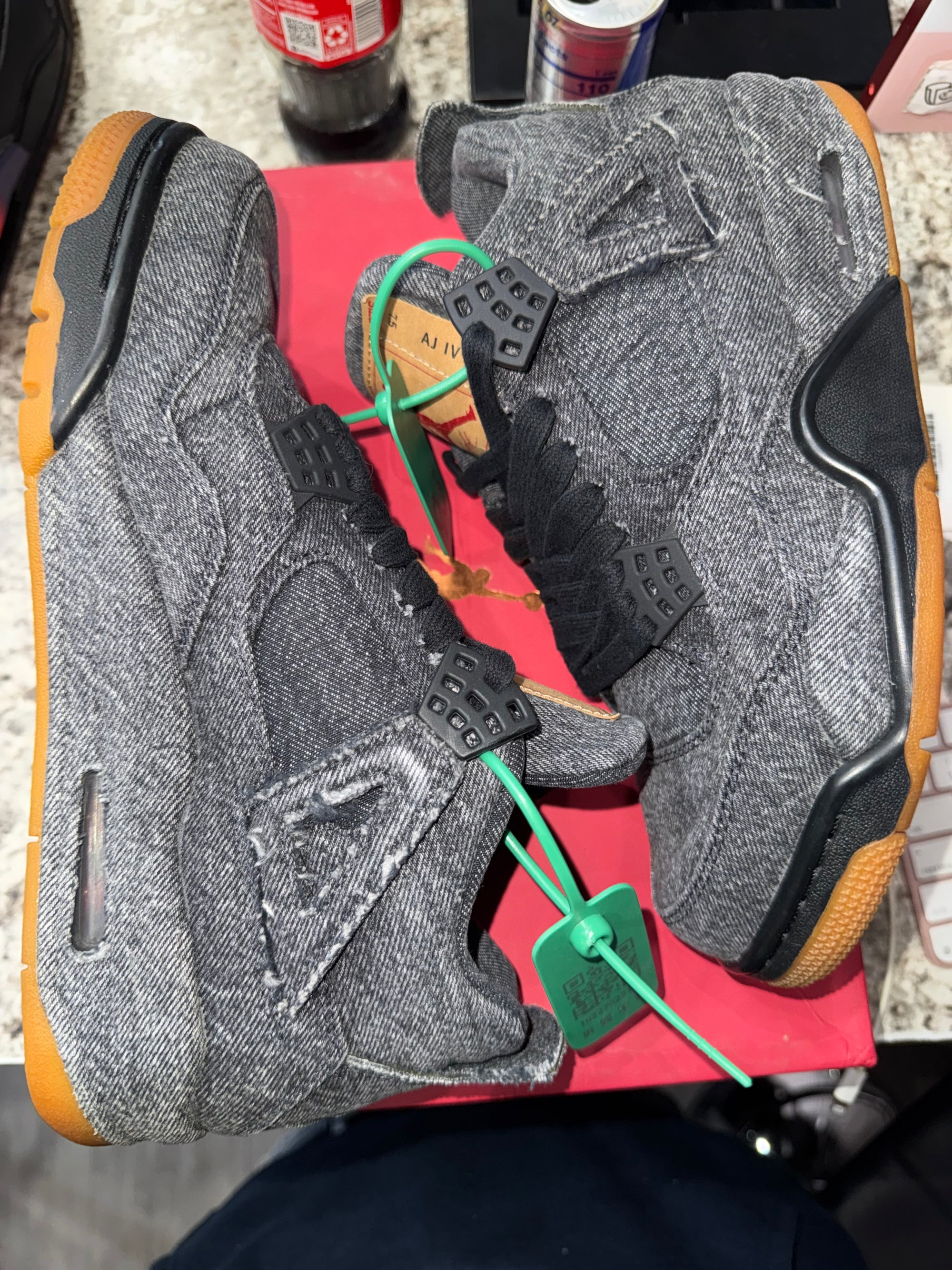 Jordan 4 Retro Levi's Black (Levi's Tag)