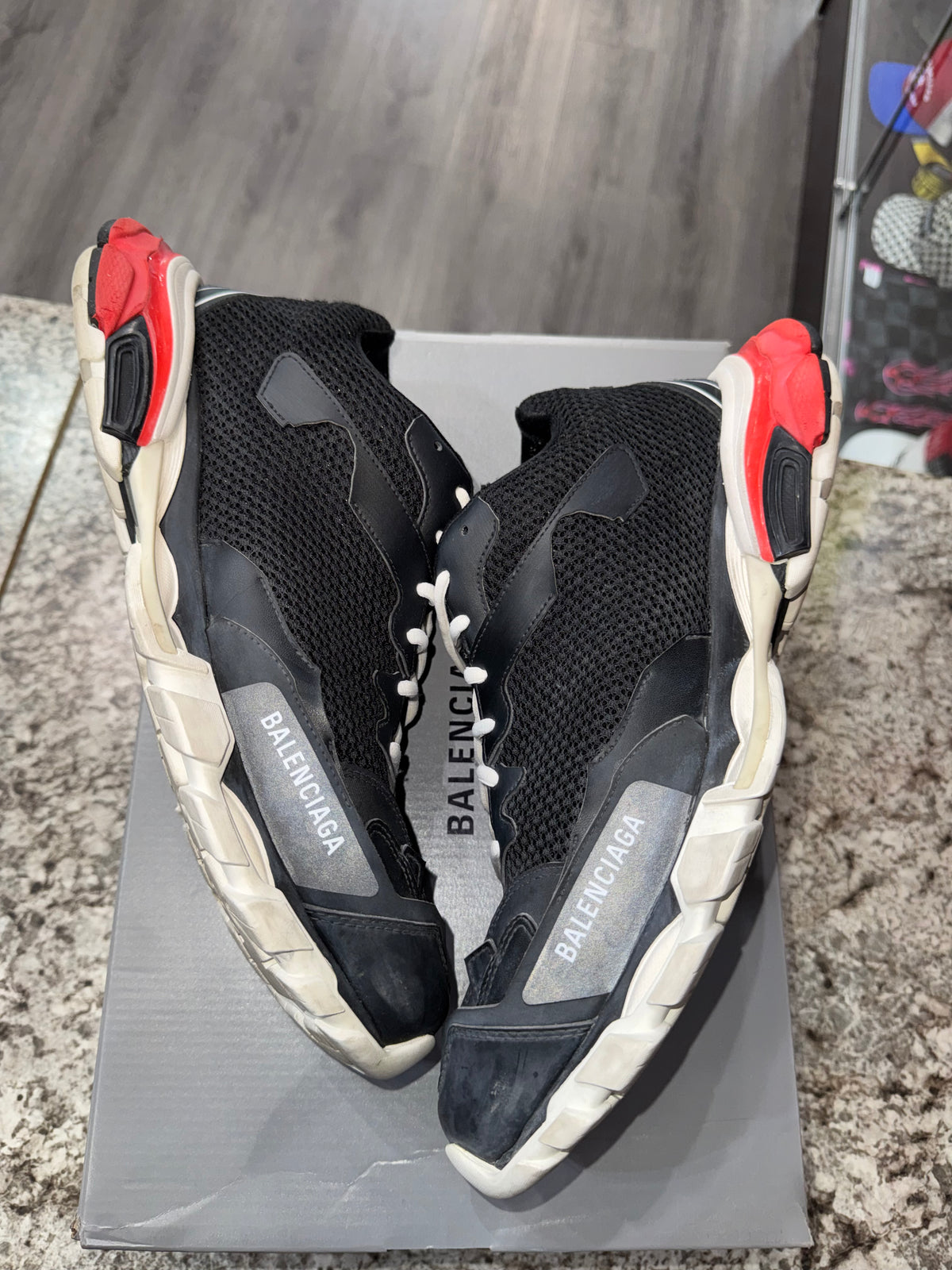 Track.3 Black/White/Red