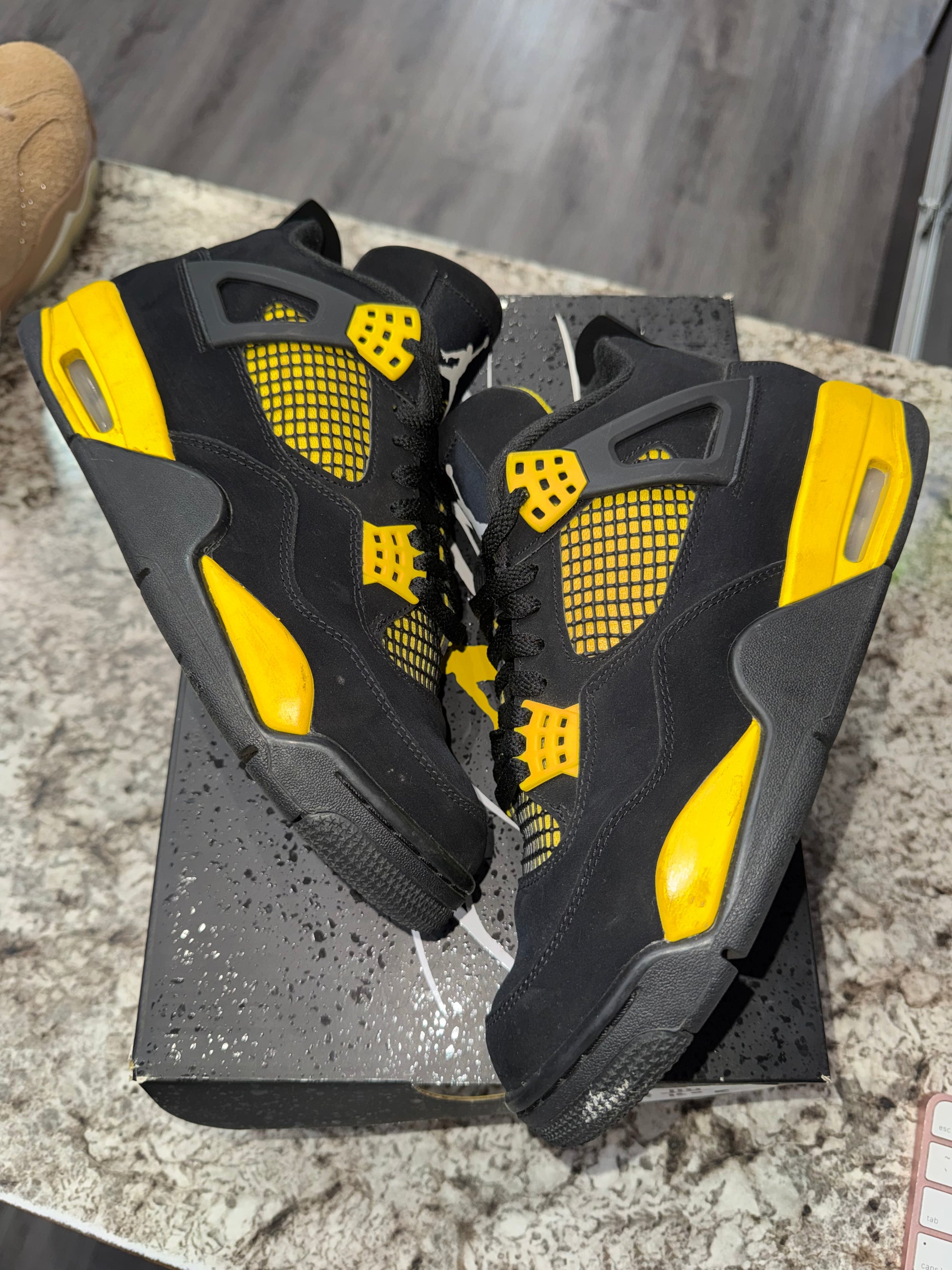 Jordan 4 Retro Thunder (2023)