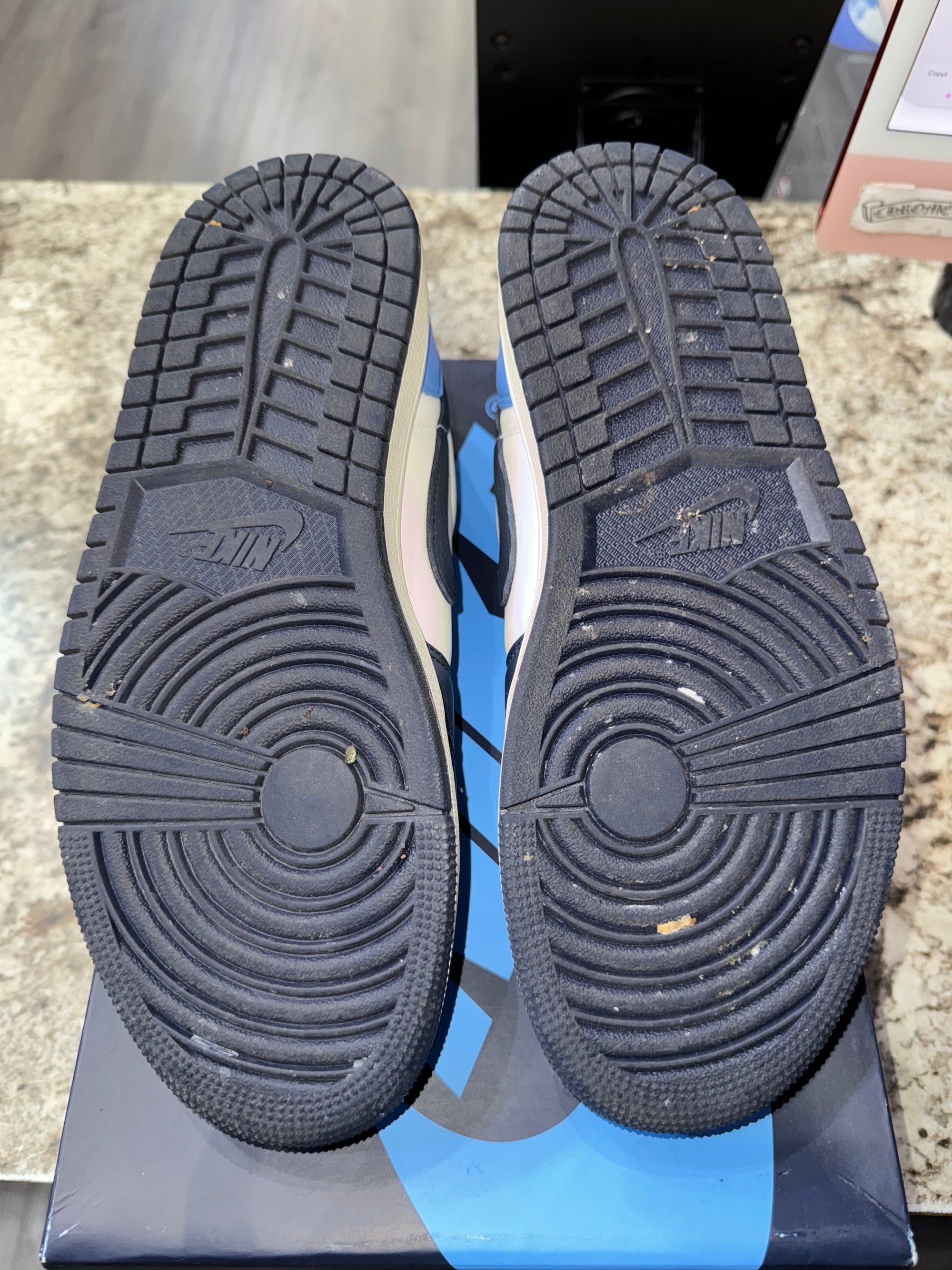 Jordan 1 Low OG Obsidian UNC