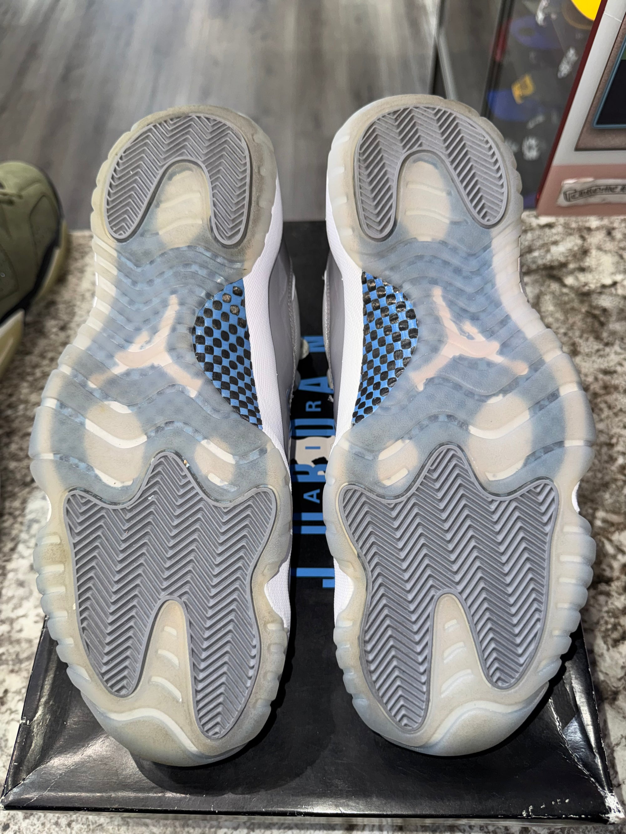 Jordan 11 Retro Low Cement Grey