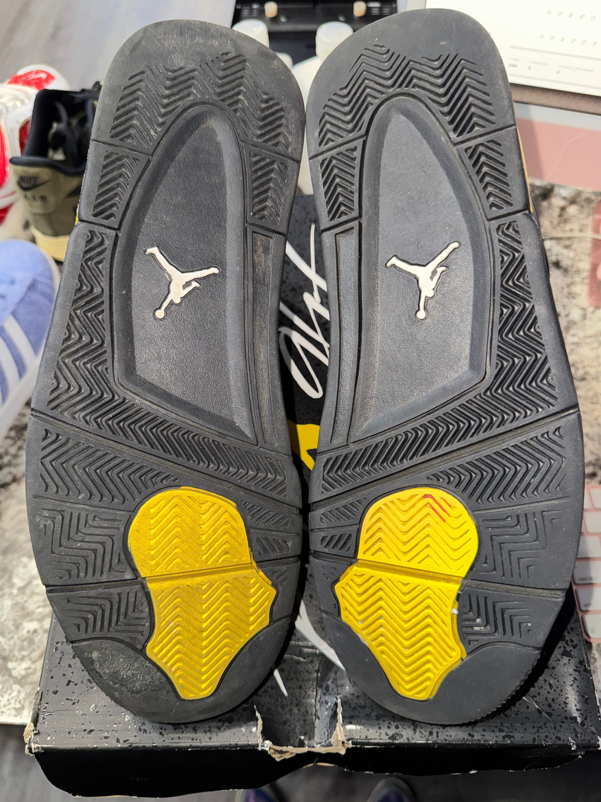 Jordan 4 Retro Thunder (2023)
