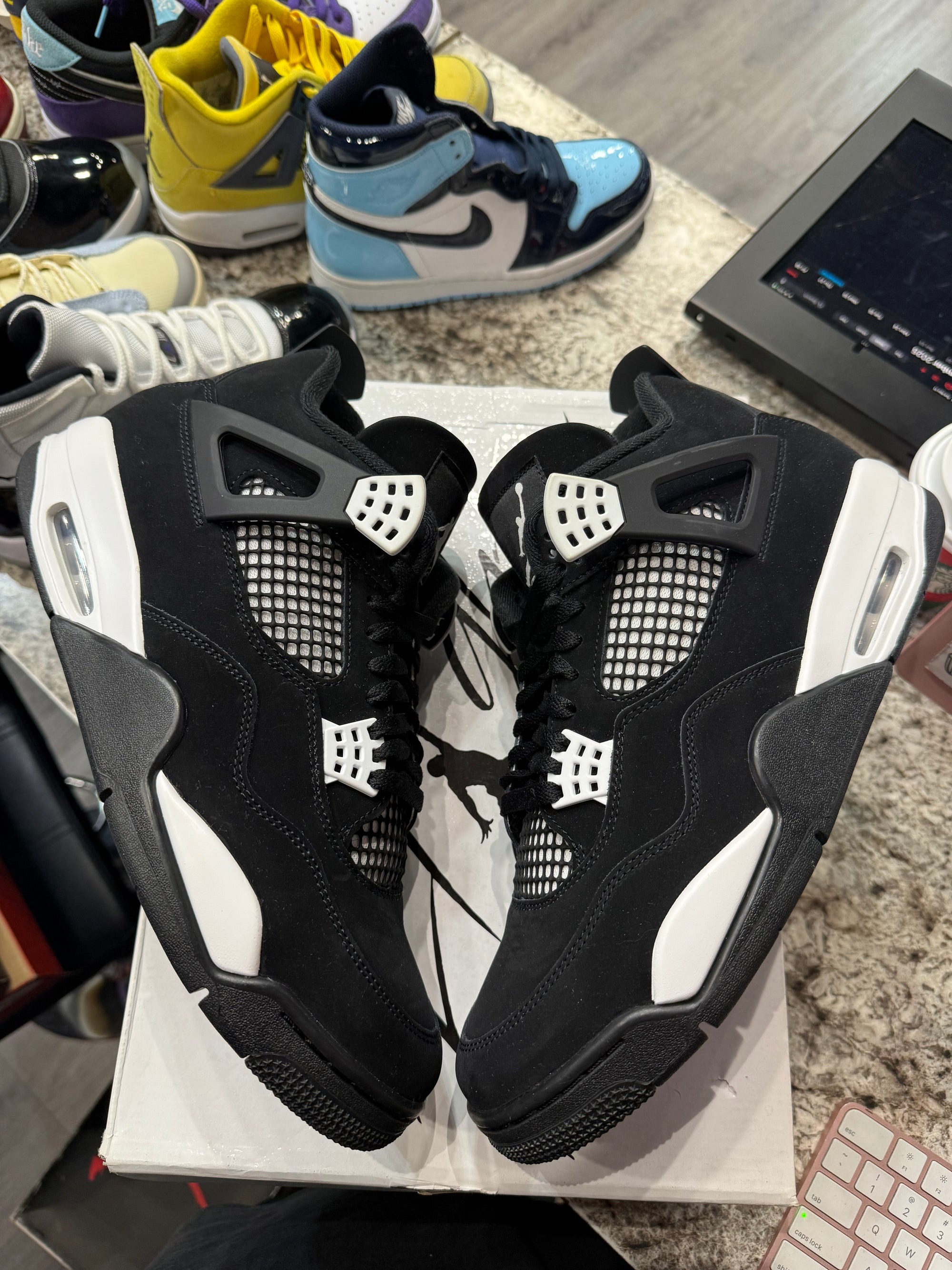 Jordan 4 Retro White Thunder