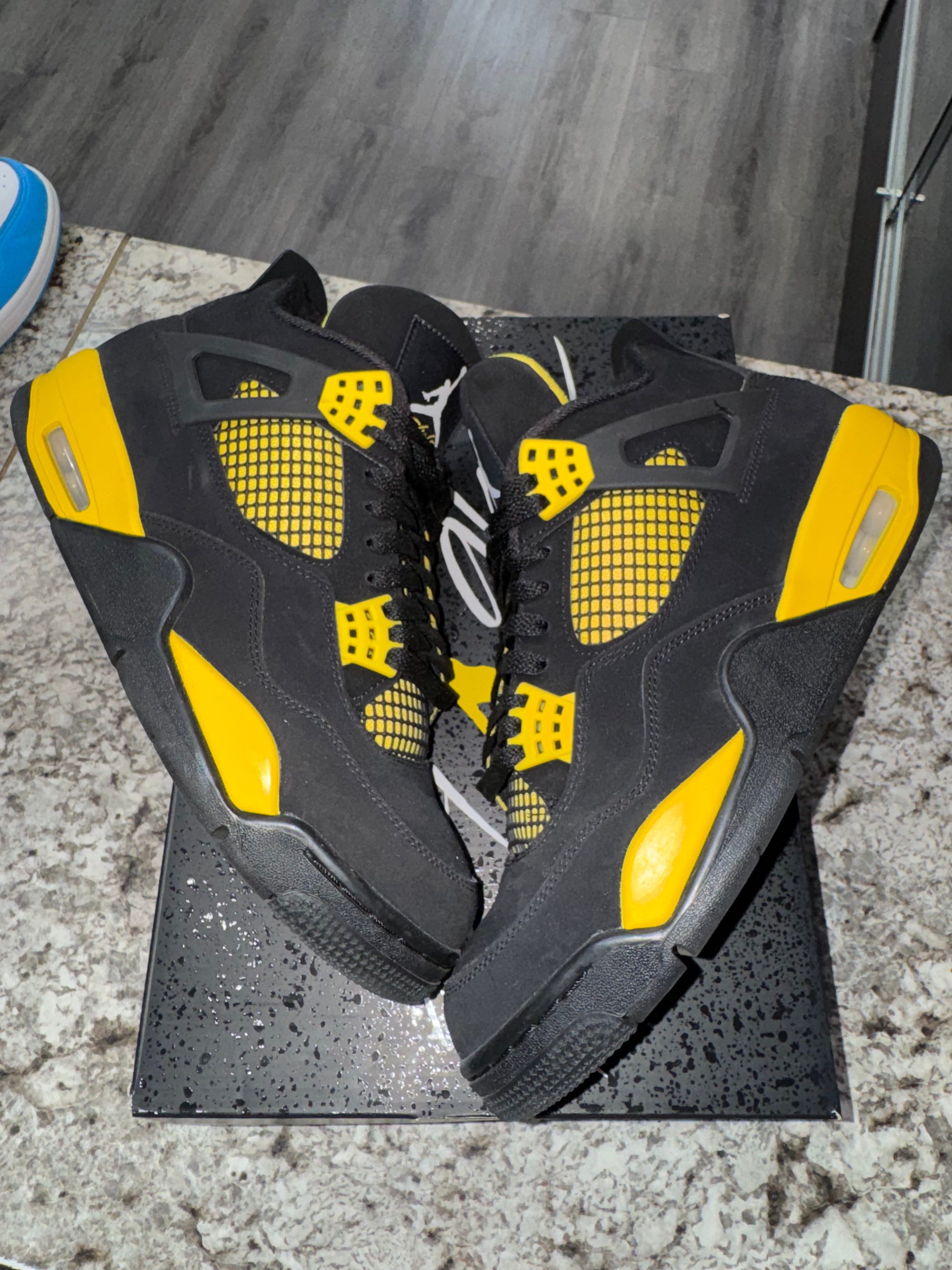Jordan 4 Retro Thunder (2023)