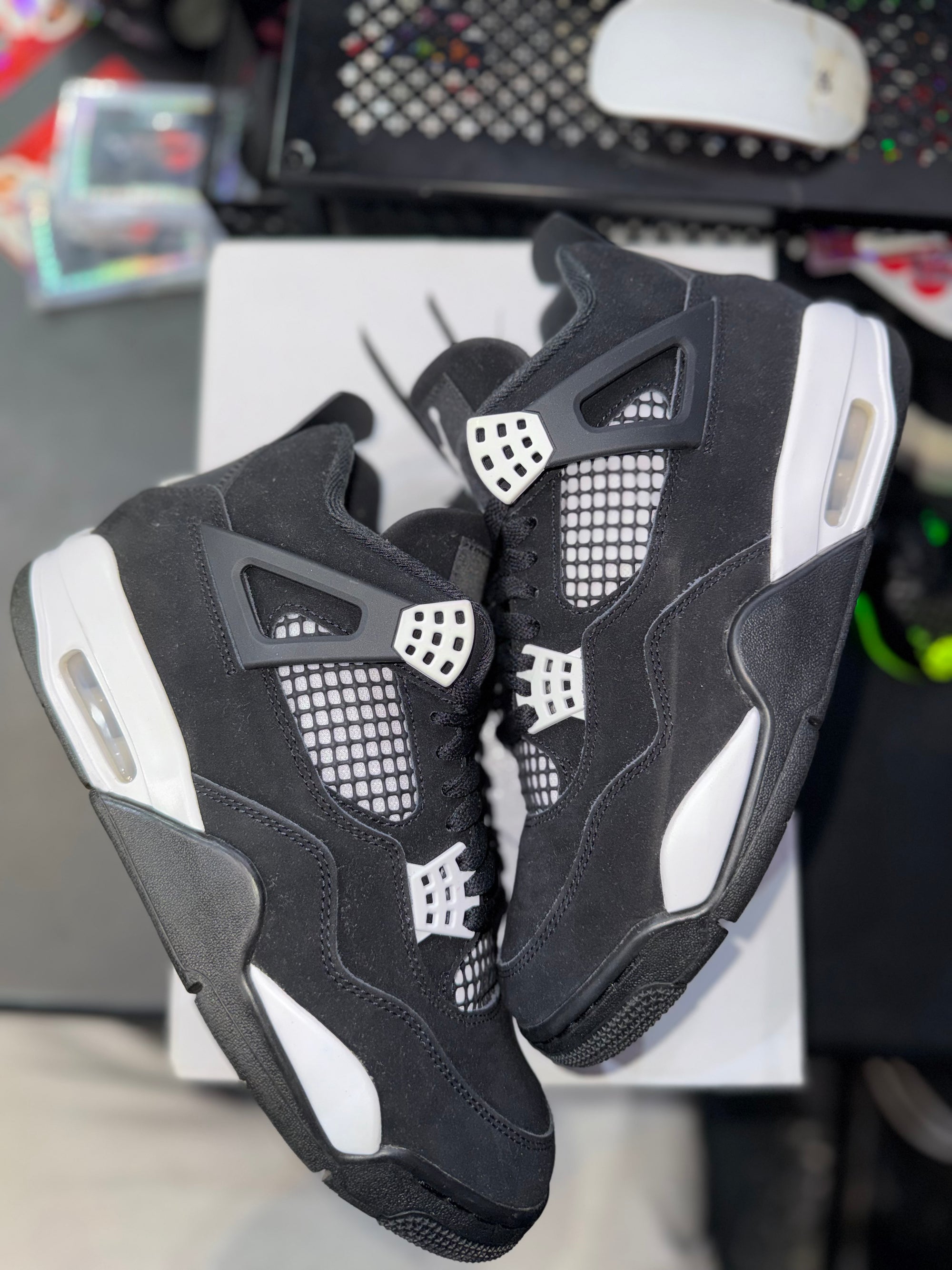 Jordan 4 Retro White Thunder (YARD SALE)