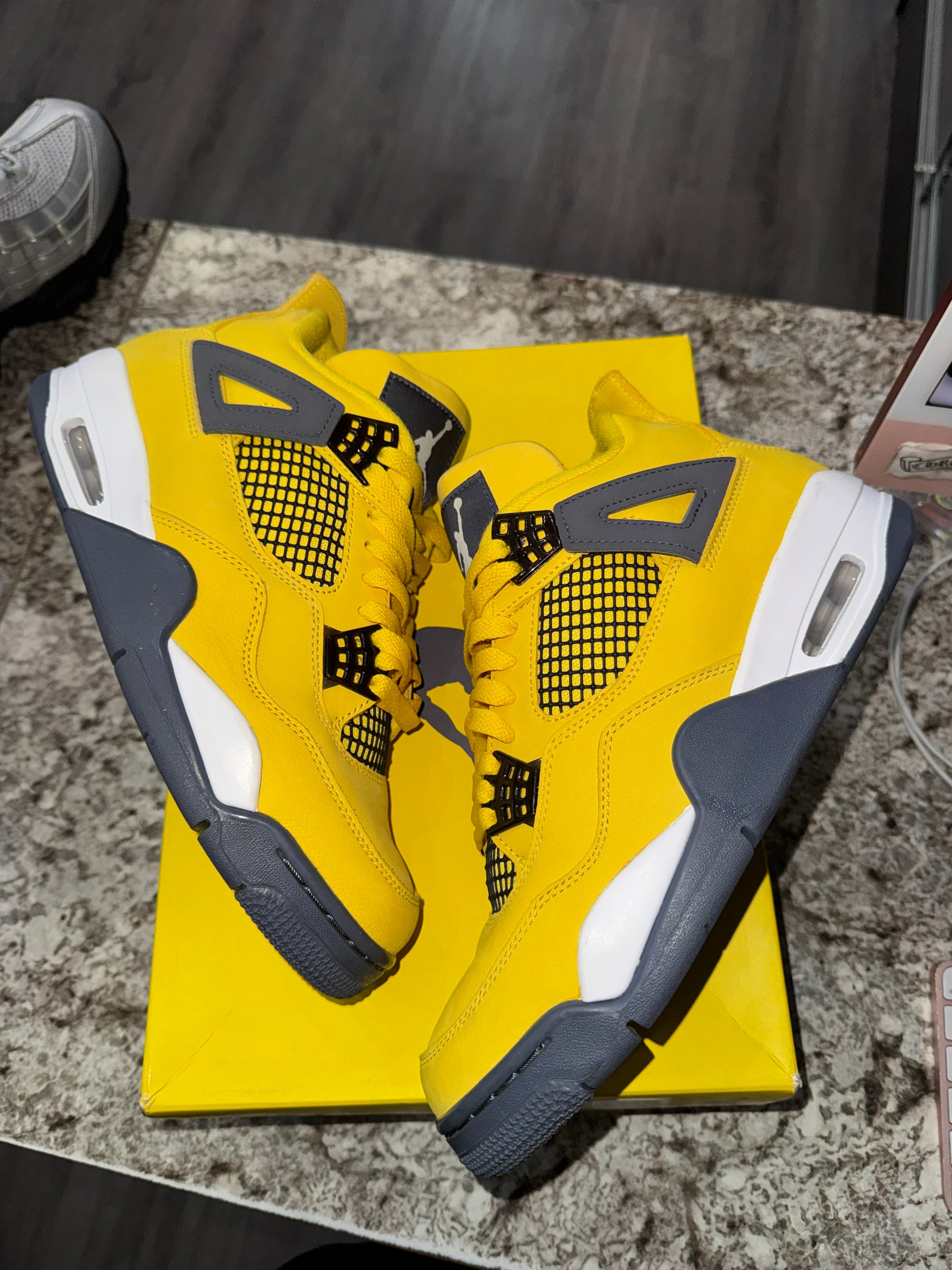 Jordan 4 Retro Lightning (2021)