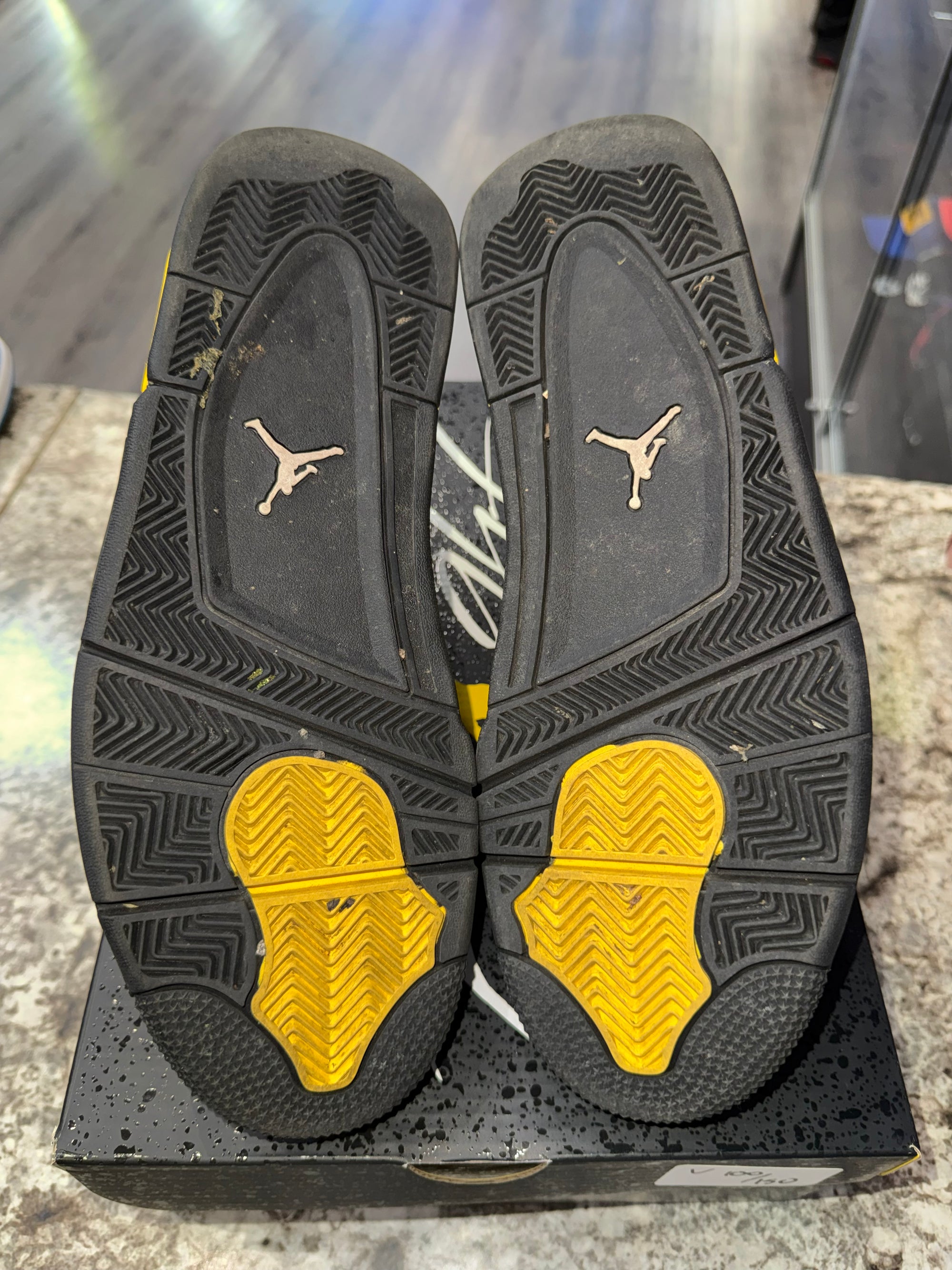Jordan 4 Retro Thunder (2023)