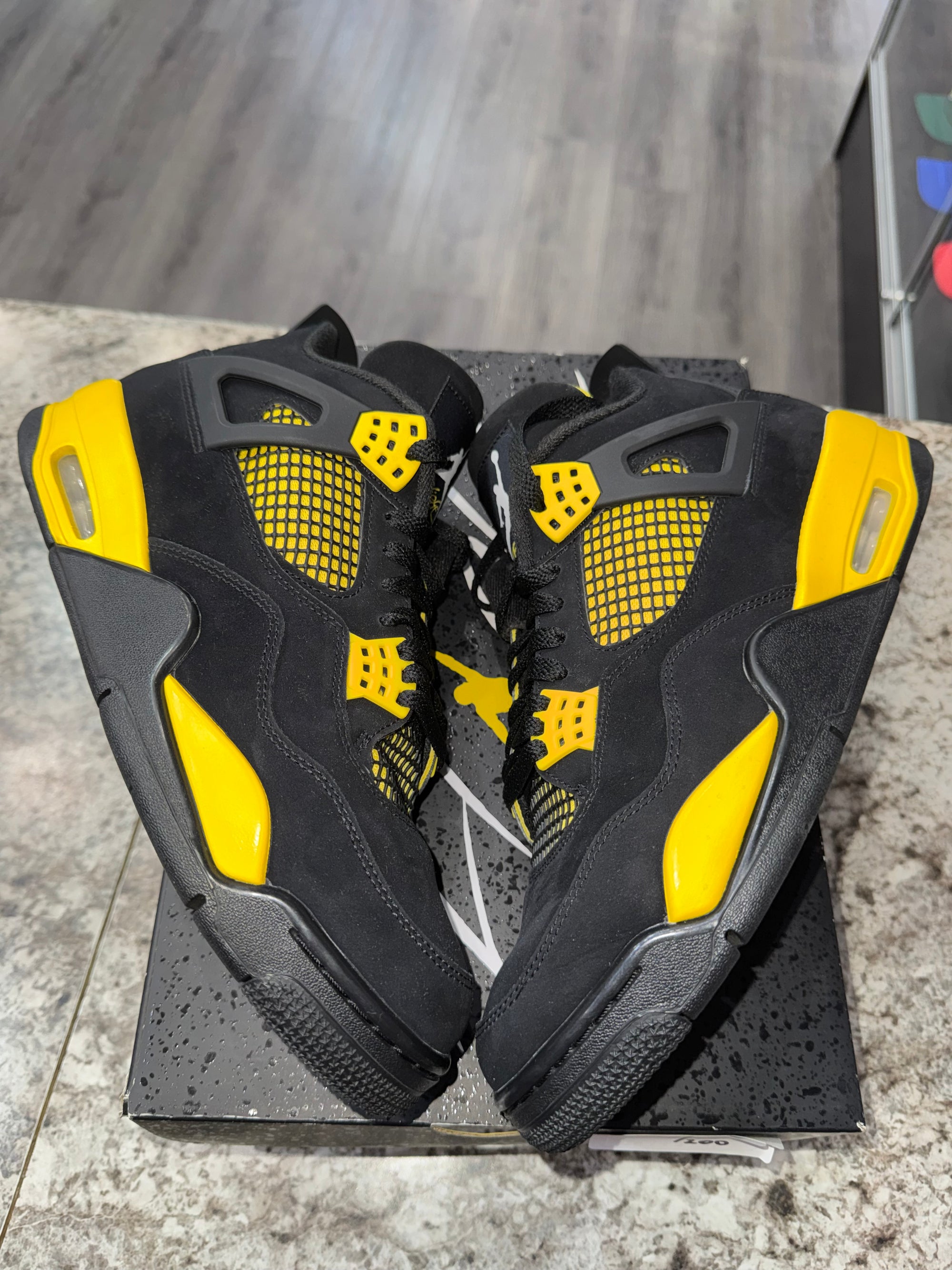 Jordan 4 Retro Thunder (2023)