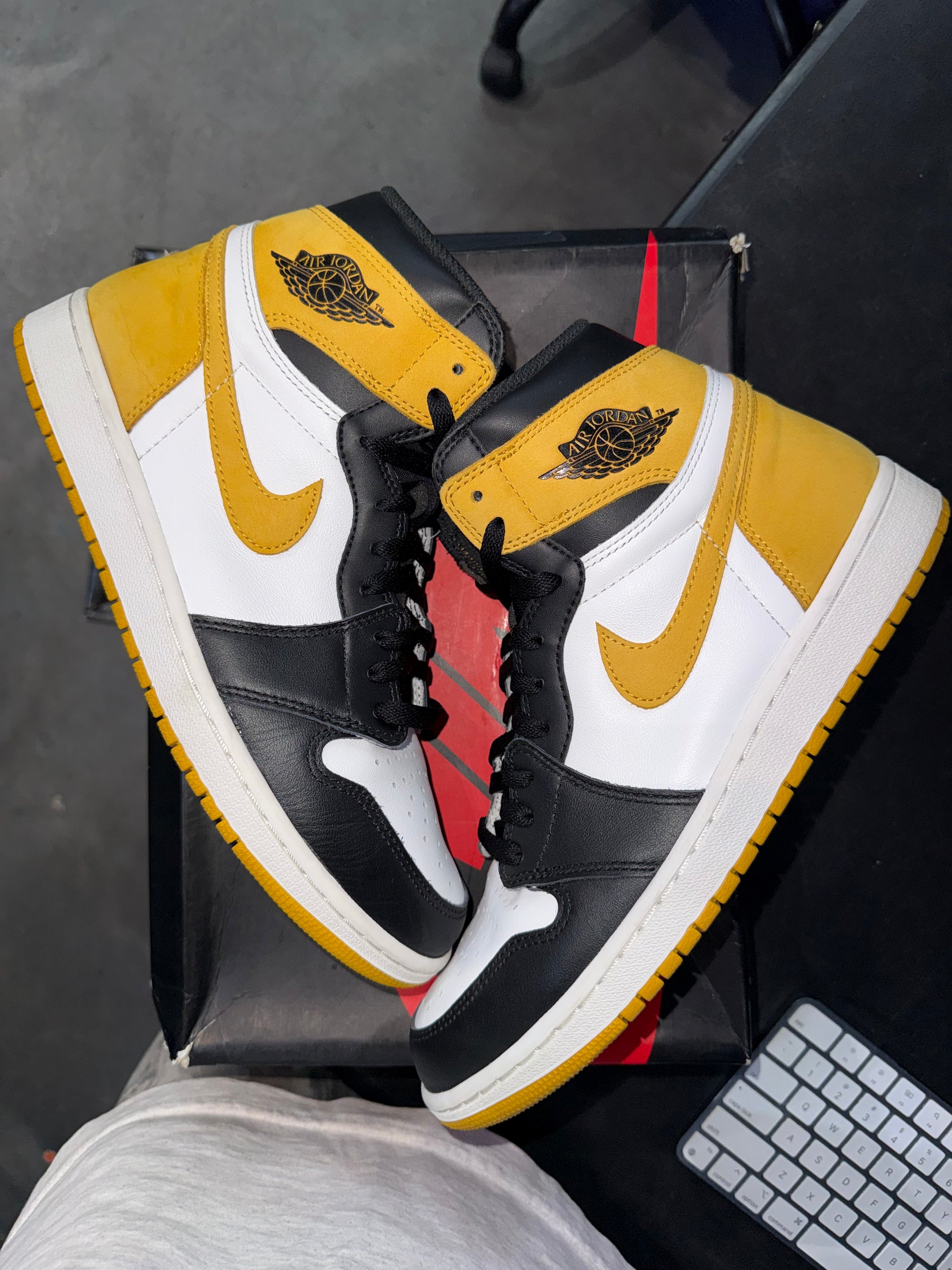 Jordan 1 Retro High Yellow Ochre (DAMAGED BOX)