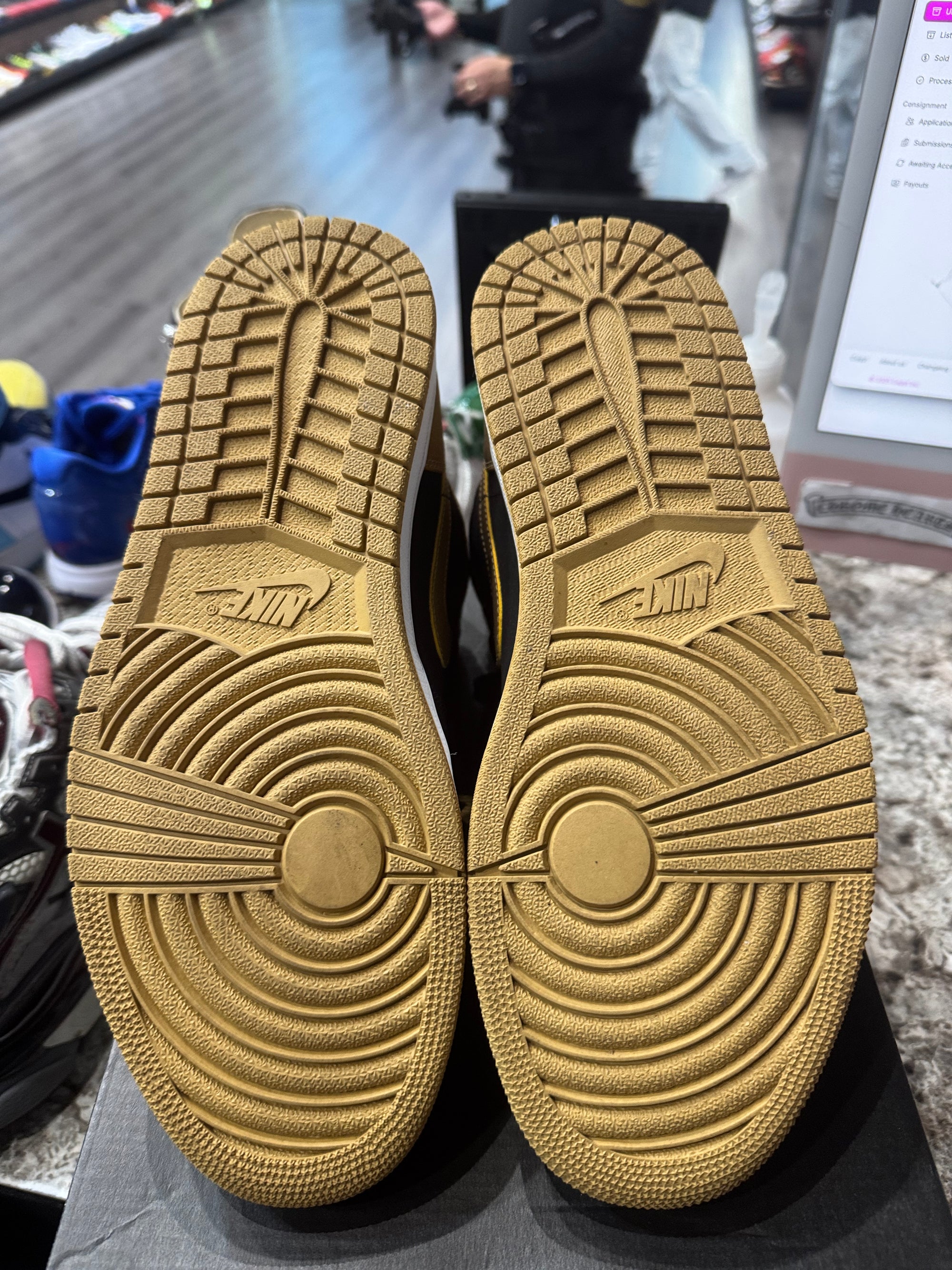 Jordan 1 Retro Melo PE (Damaged Box)