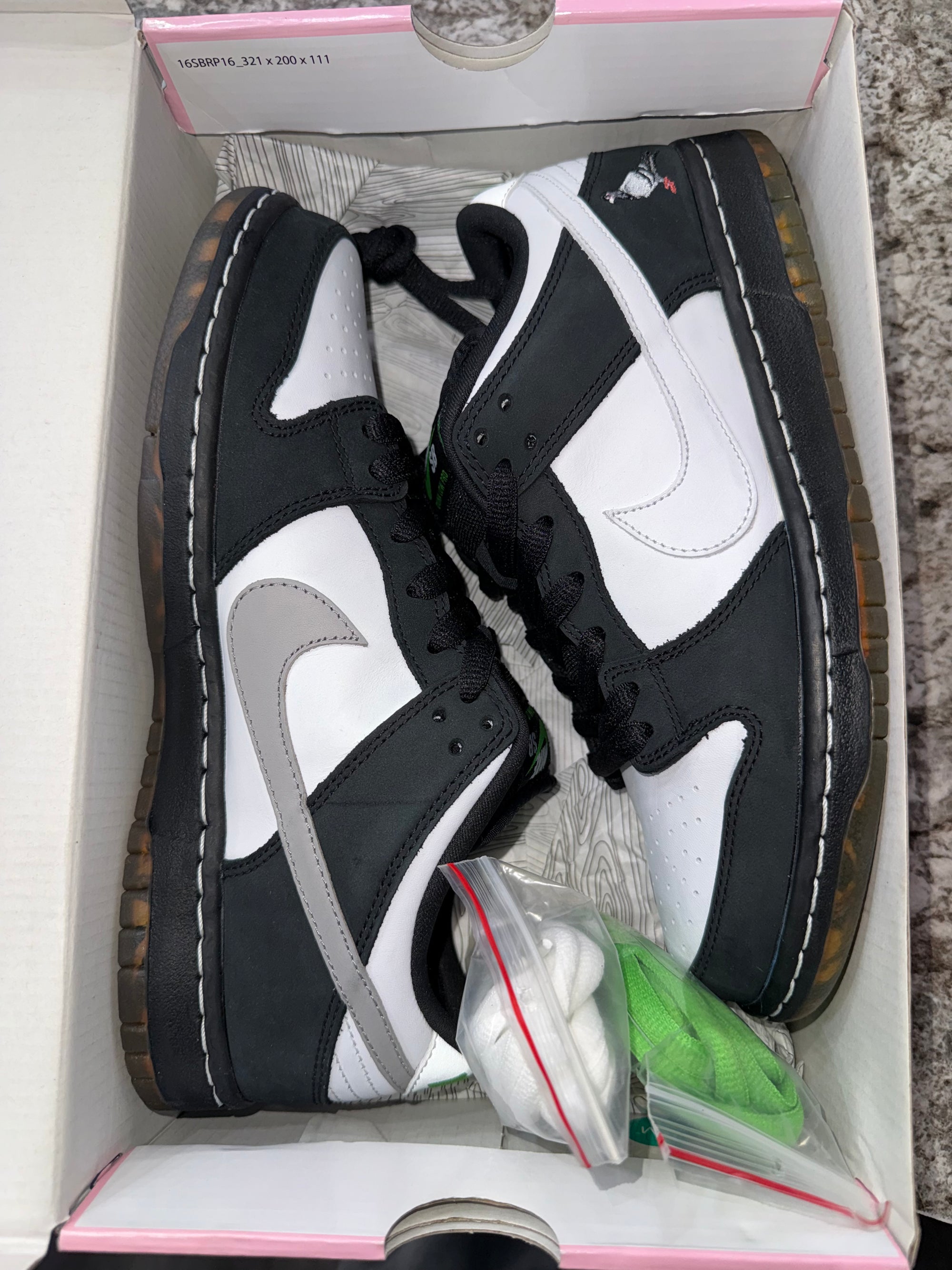 Nike SB Dunk Low Staple Panda Pigeon