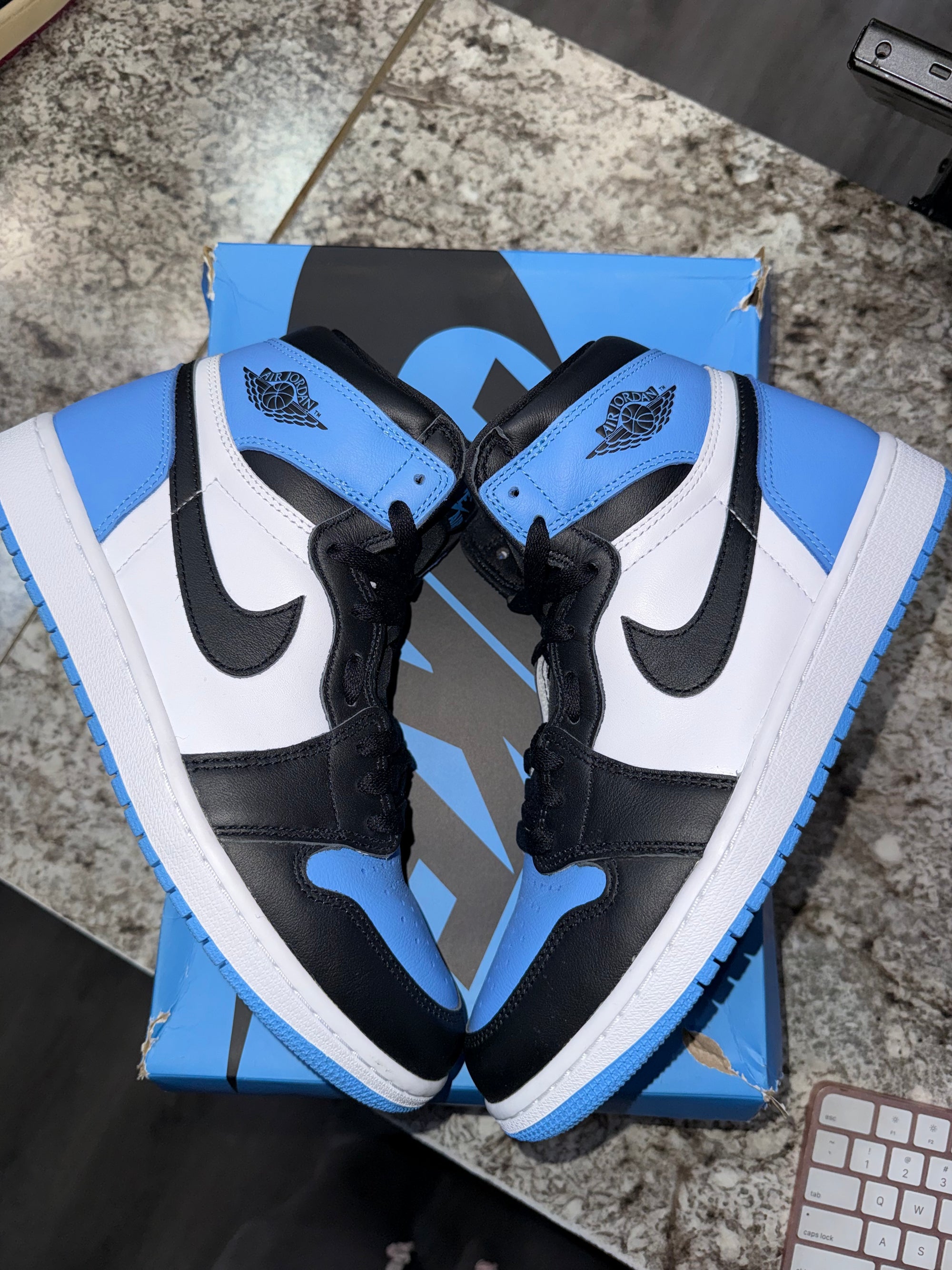 Jordan 1 Retro High OG UNC Toe (DAMAGED BOX)